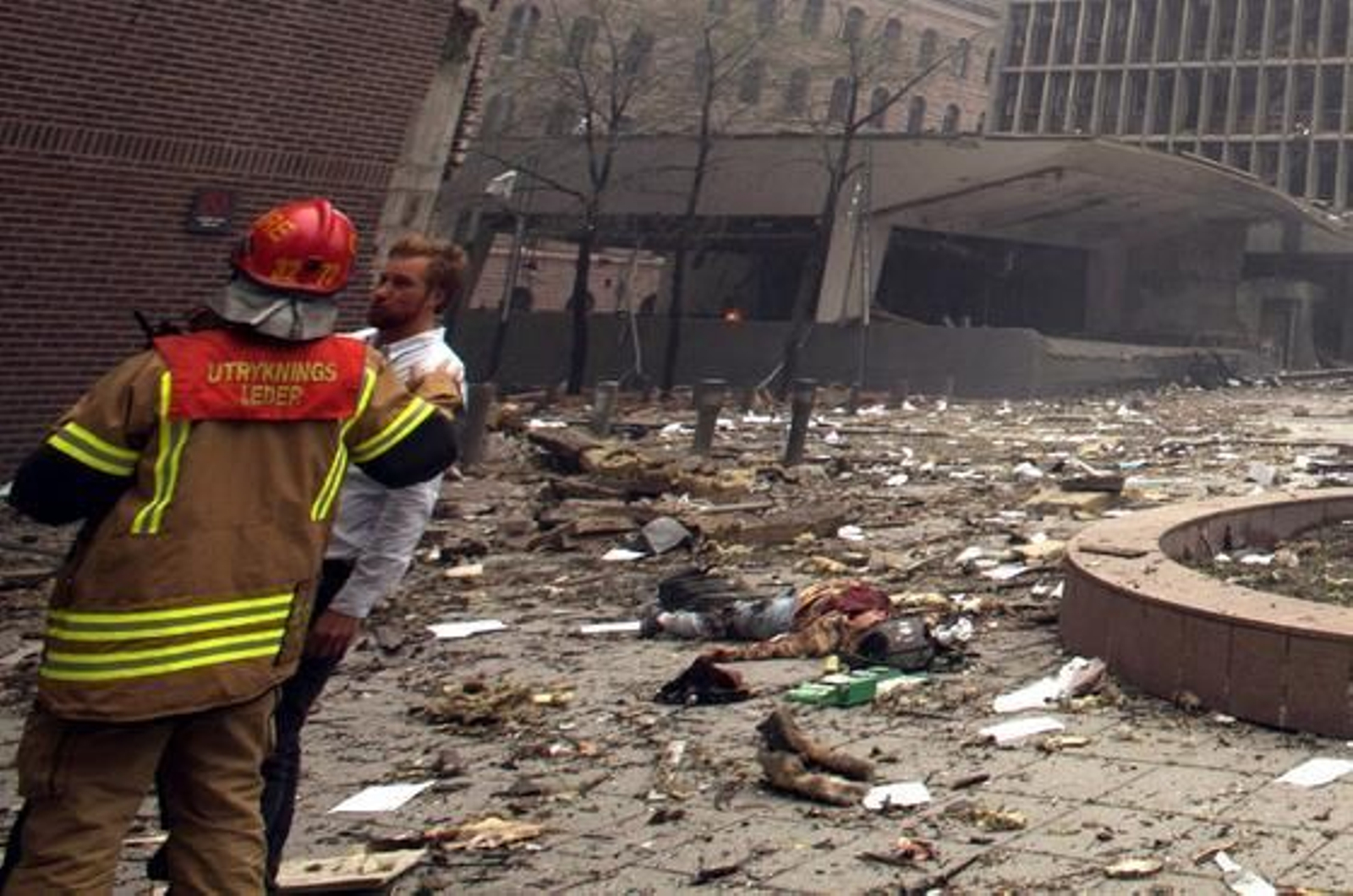 Dos ataques sacuden la capital noruega, el primero con un coche bomba en el centro de la ciudad y el segundo en un campamento juvenil.

Foto: AFP Photo
