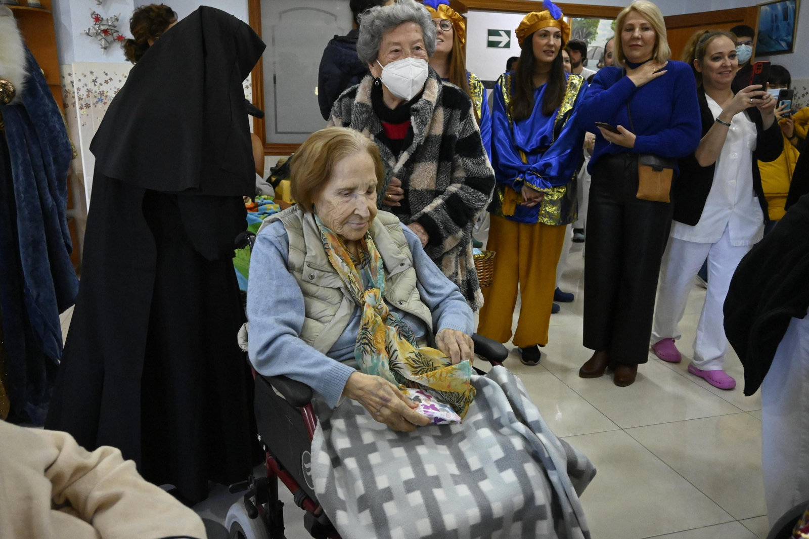 Visita de los Reyes Magos a los ancianos de los asilos de Huelva, en imágenes