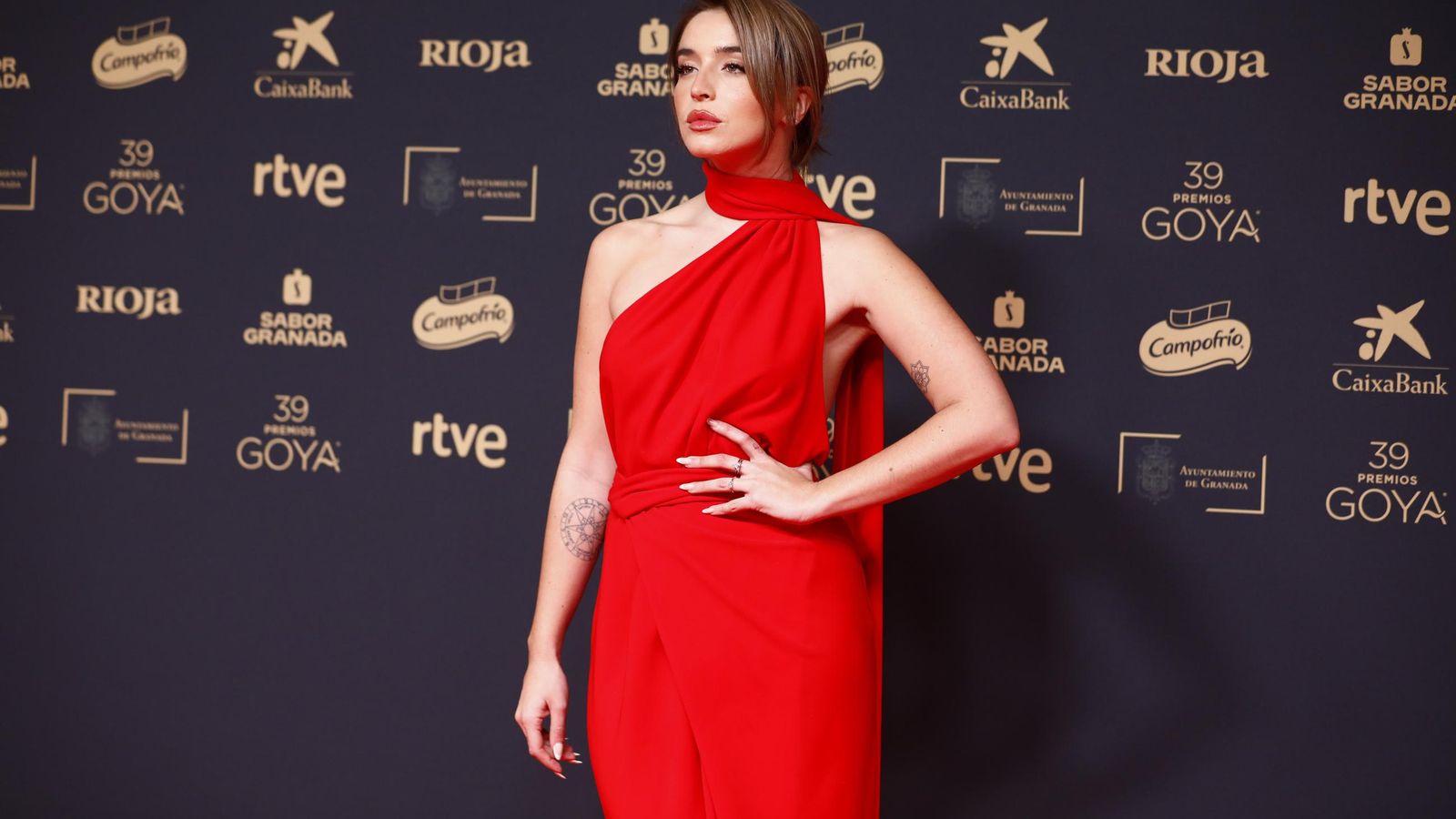 Lola Índigo a su llegada a la alfombra rojo de los Goya 2025