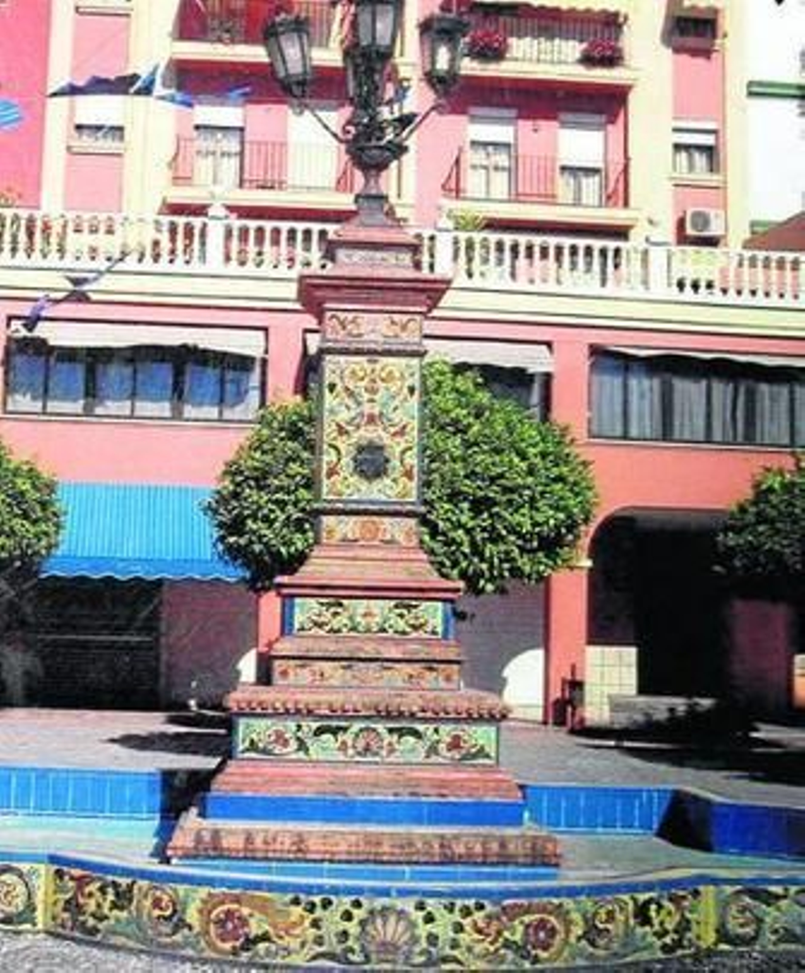 Gallego dice que las losas de 1995 son sólo las del interior de la fuente.