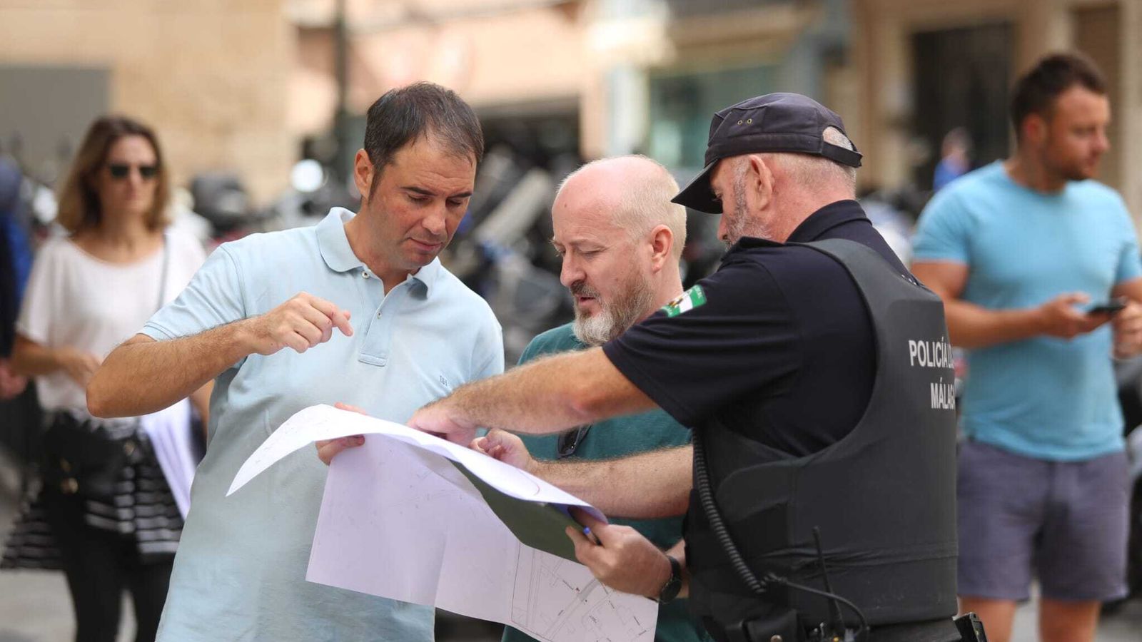 Un agente de la Polcía Local indica la reordenación del tráfico en la zona por las obras.