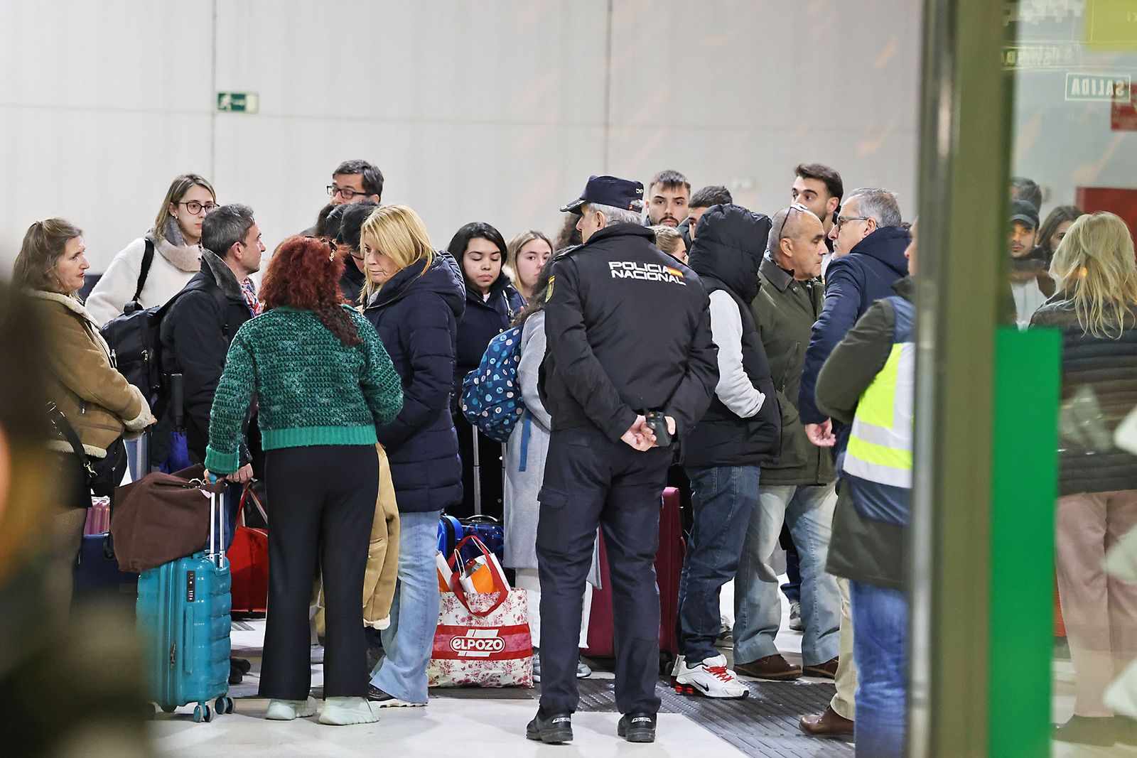 Las Fotografías del dispositivo de urgencia en la estación de Huelva para los afectados por el tren accidentado