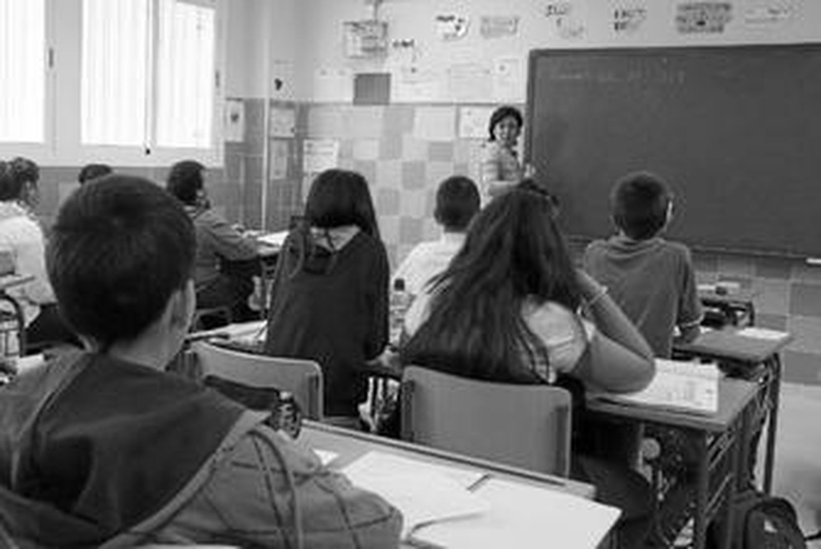 Alumnos de 1º de ESO del instituto Torre Atalaya atienden a su profesora de Lengua.