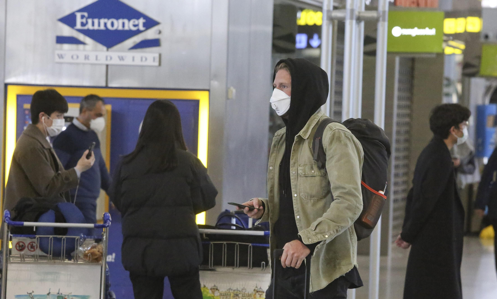 La cuarentena del coronavirus no frena el tráfico de pasajeros en el aeropuerto de Málaga, en fotos