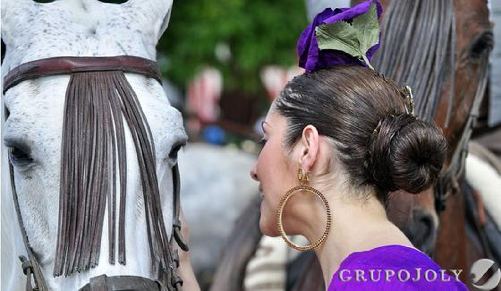 Detalle de una joven junto a un caballo.

Foto: Manuel Gómez