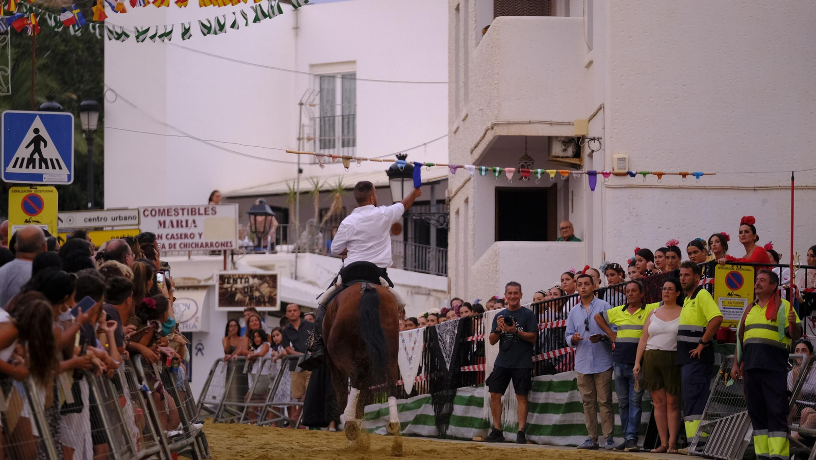 La popular carrera de cintas a caballo de las Fiestas de Mojácar, en imágenes