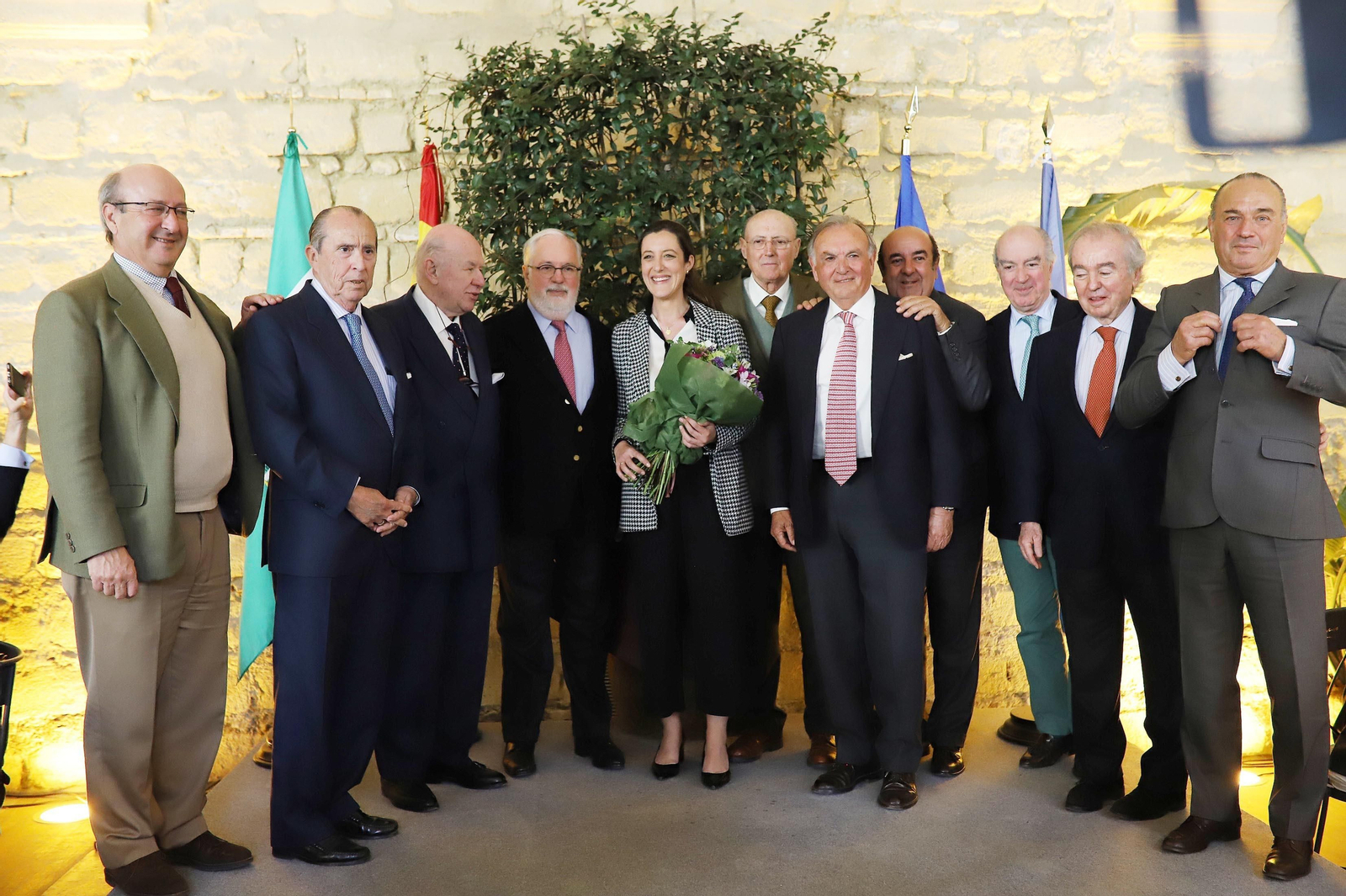 Miguel Arias, en la bodega Los Gigantes de González Byass, con los miembros del comité organizador de su homenaje, formado por Ana Domecq, Manuel Vázquez, Rafael Domecq, Fernando Domecq, Álvaro Molina, Aurelio Romero, José Pravia, Rafael Aldama, Antonio Sainz de Vicuña, Luis Juan Sánchez. Bernardo Villar excusó su ausencia en el acto.
