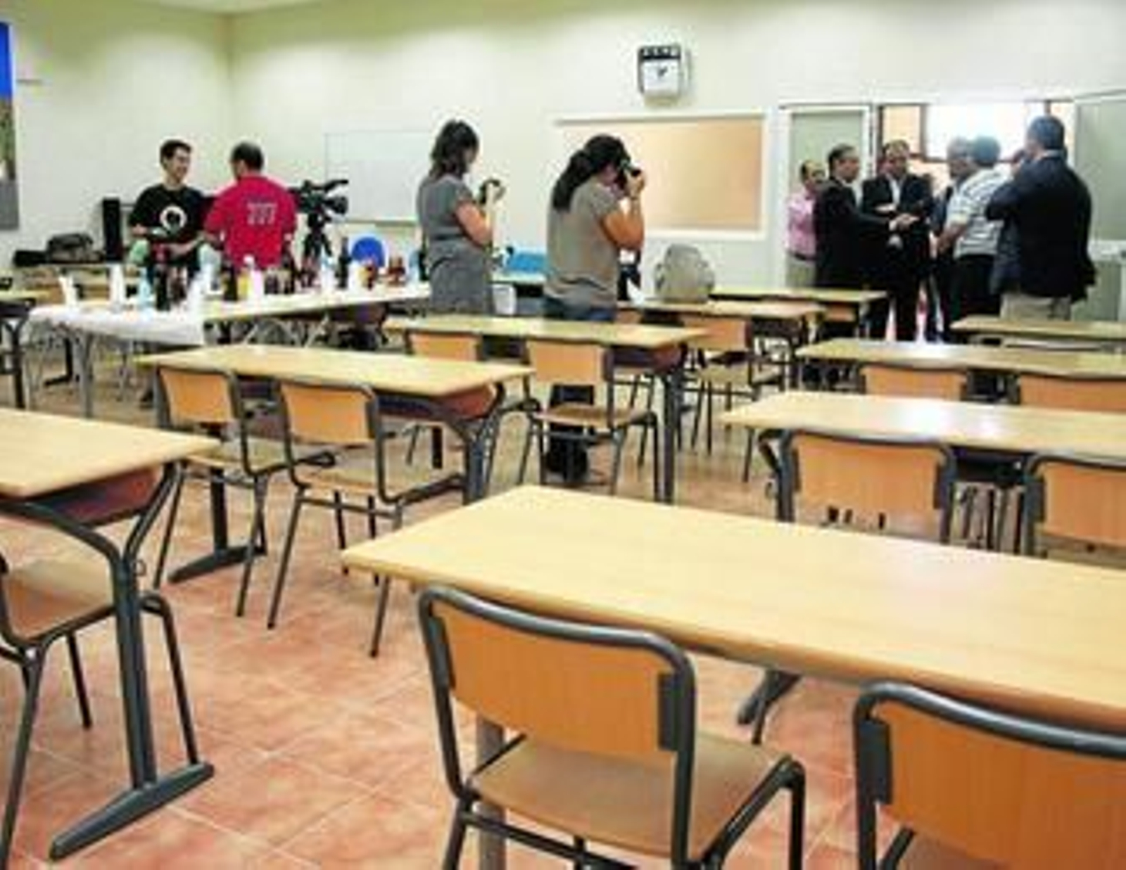 El alcalde de Ronda, entre otros, ayer en la nueva sede para los exámenes de Tráfico.