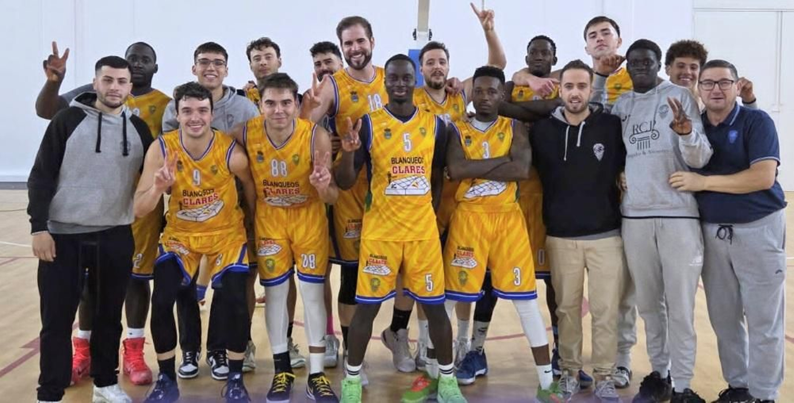 Los jugadores del conjunto mojonero celebran sobre la pista su victoria contra los roqueteros.