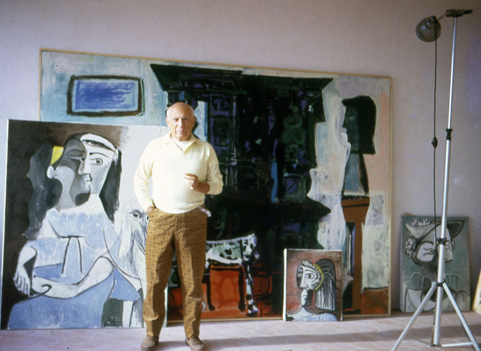 Picasso en su estudio de Notre-Dame-de-Vie, rodeado de algunas de sus pinturas, fotografiado por Roberto Otero.