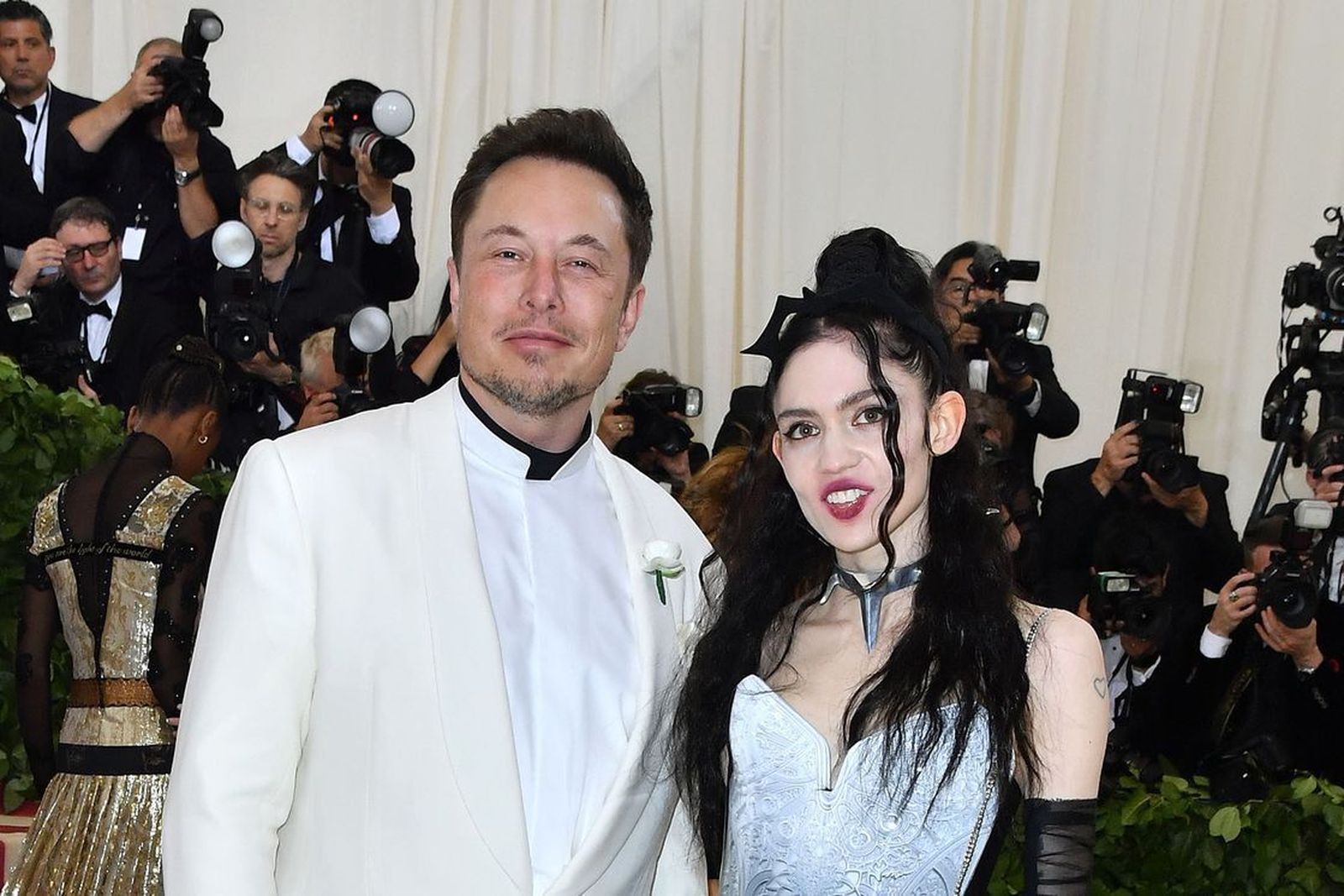 Elon Musk y Grimes en un posado de la gala Met