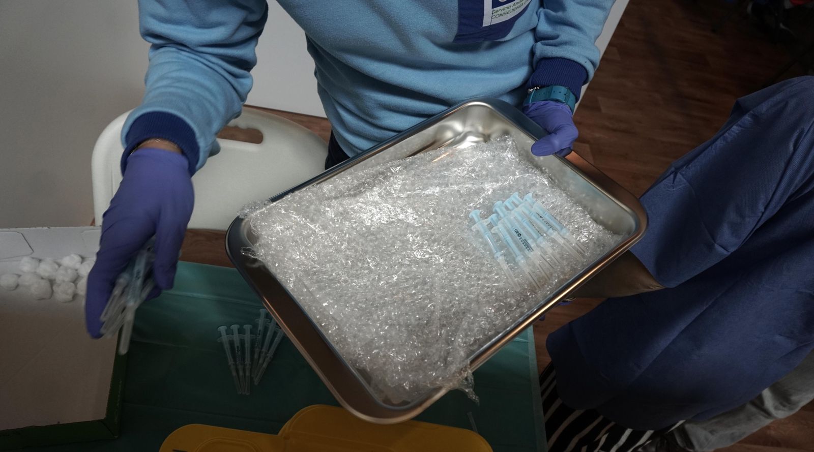 Imágenes de la vacunación de mayores en el Estadio de la Cartuja