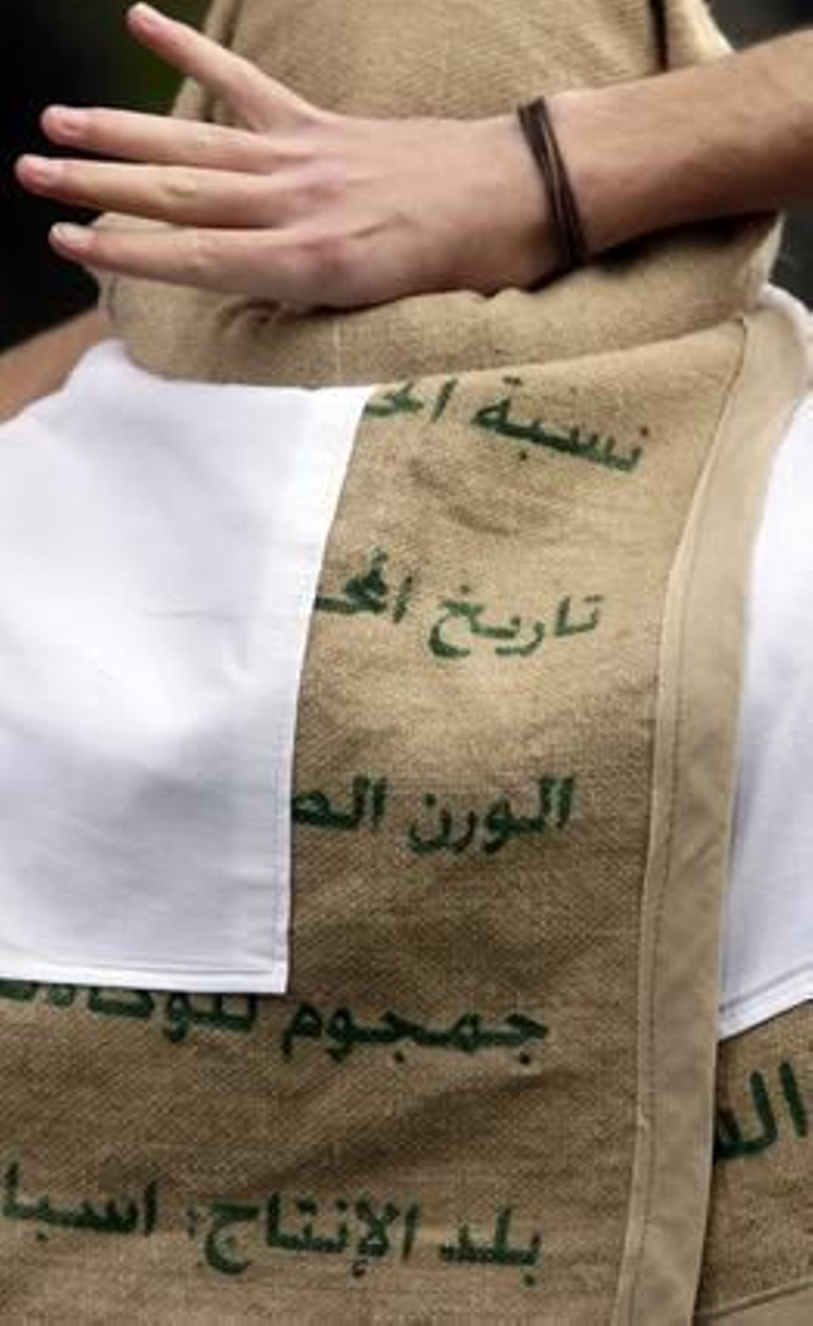 Inscripciones en árabe en el costal de un costalero de Los Estudiantes.

Foto: Antonio Pizarro