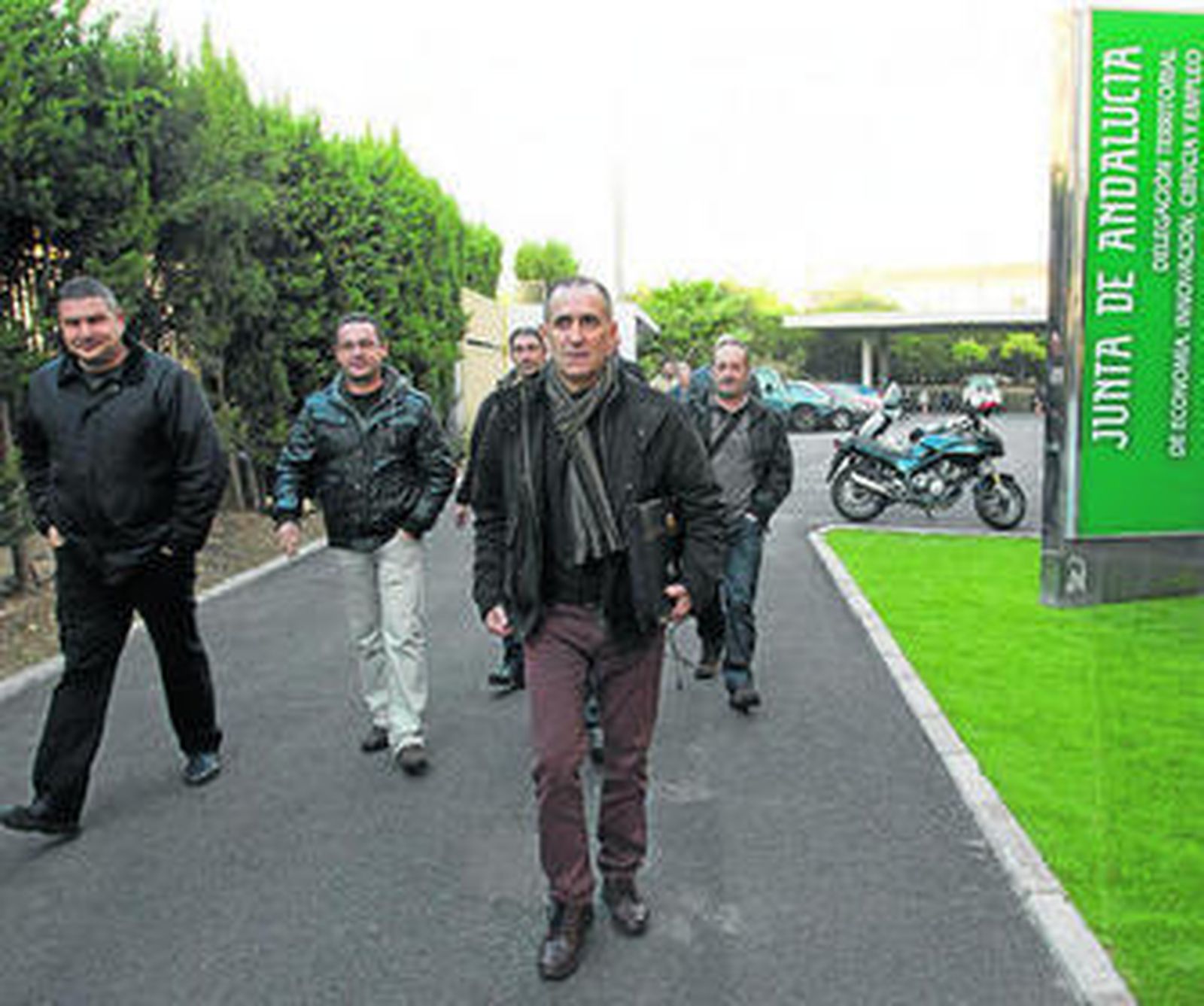 Miembros del comité de empresa a la entrada del Sercla el pasado martes.