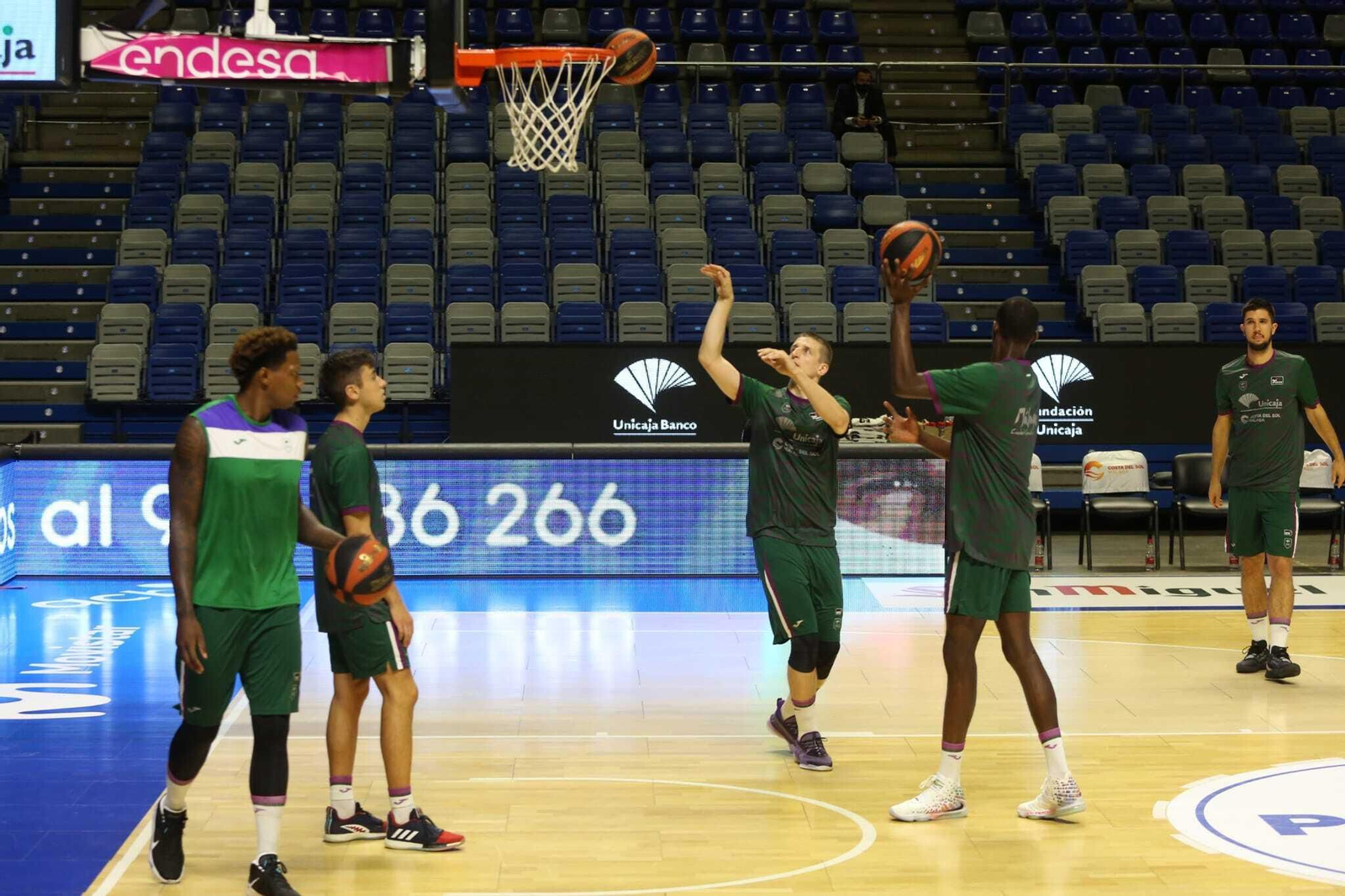 Así luce el Martín Carpena sin su afición en los prolegómenos de la visita del Barcelona