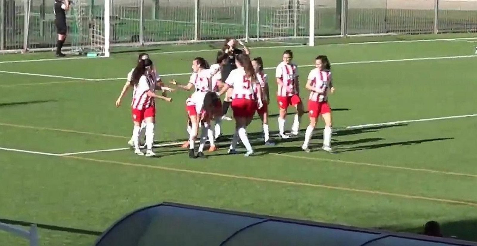 Las rojiblancas celebrando un gol en el feudo de La Rambla.