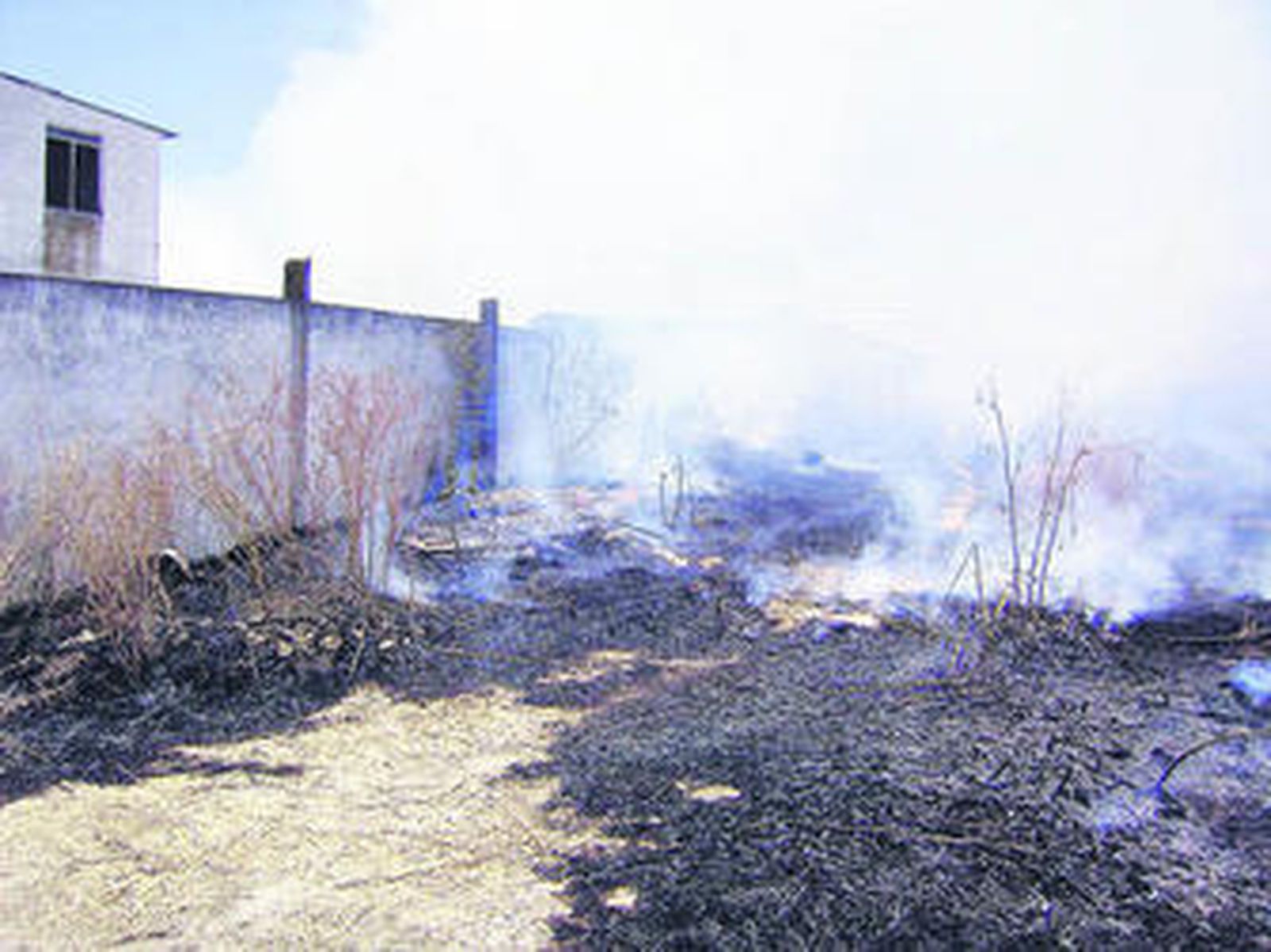 Detalle del fuego originado ayer en Valencina de la Concepción.