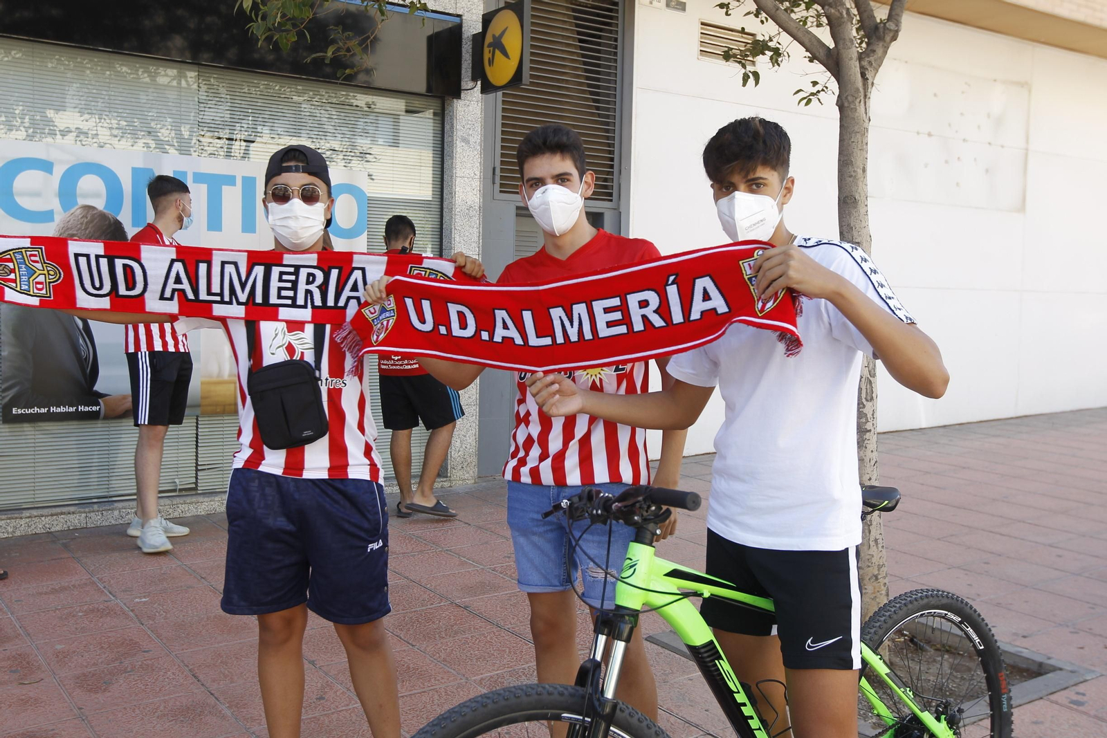 Fotogalería de la afición del Almería antes del partido ante el Girona
