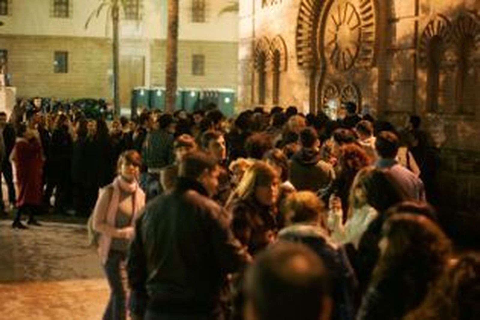 La cola de la taquilla del Falla, más caldeada que su escenario