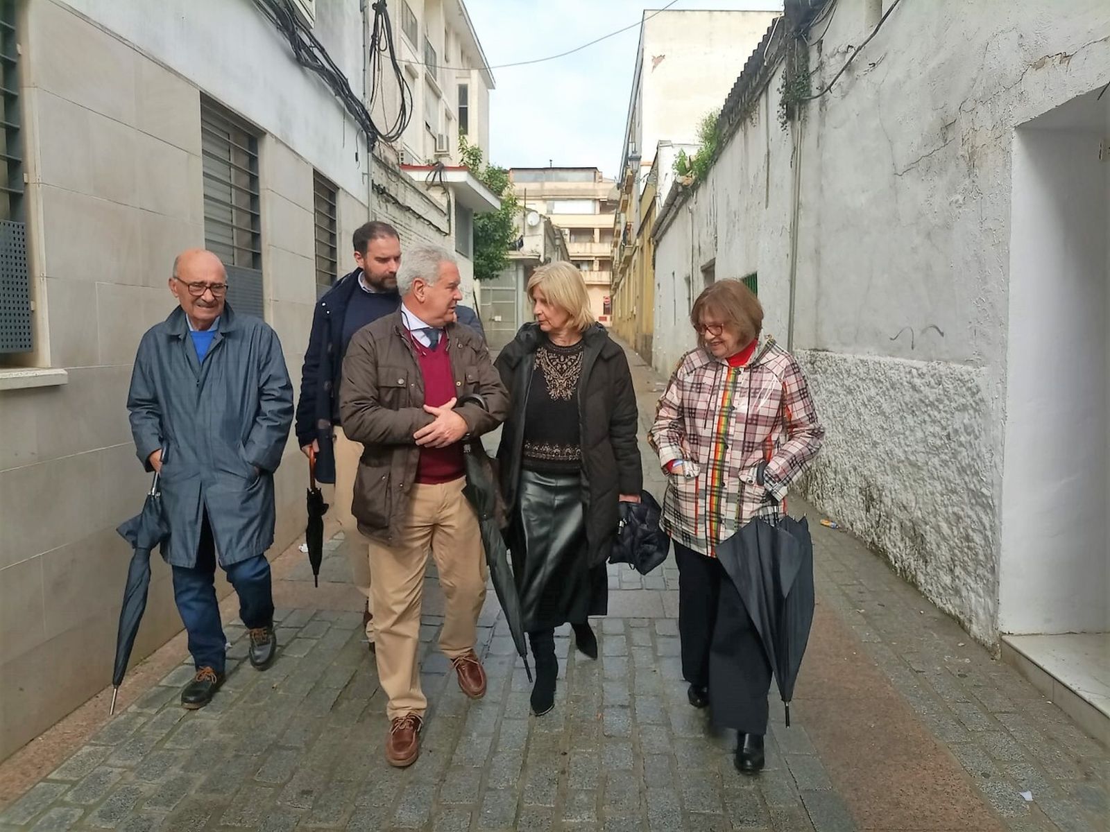 María José García-Pelayo visita el barrio de Santiago con la Asociación Jerez por Santiago.
