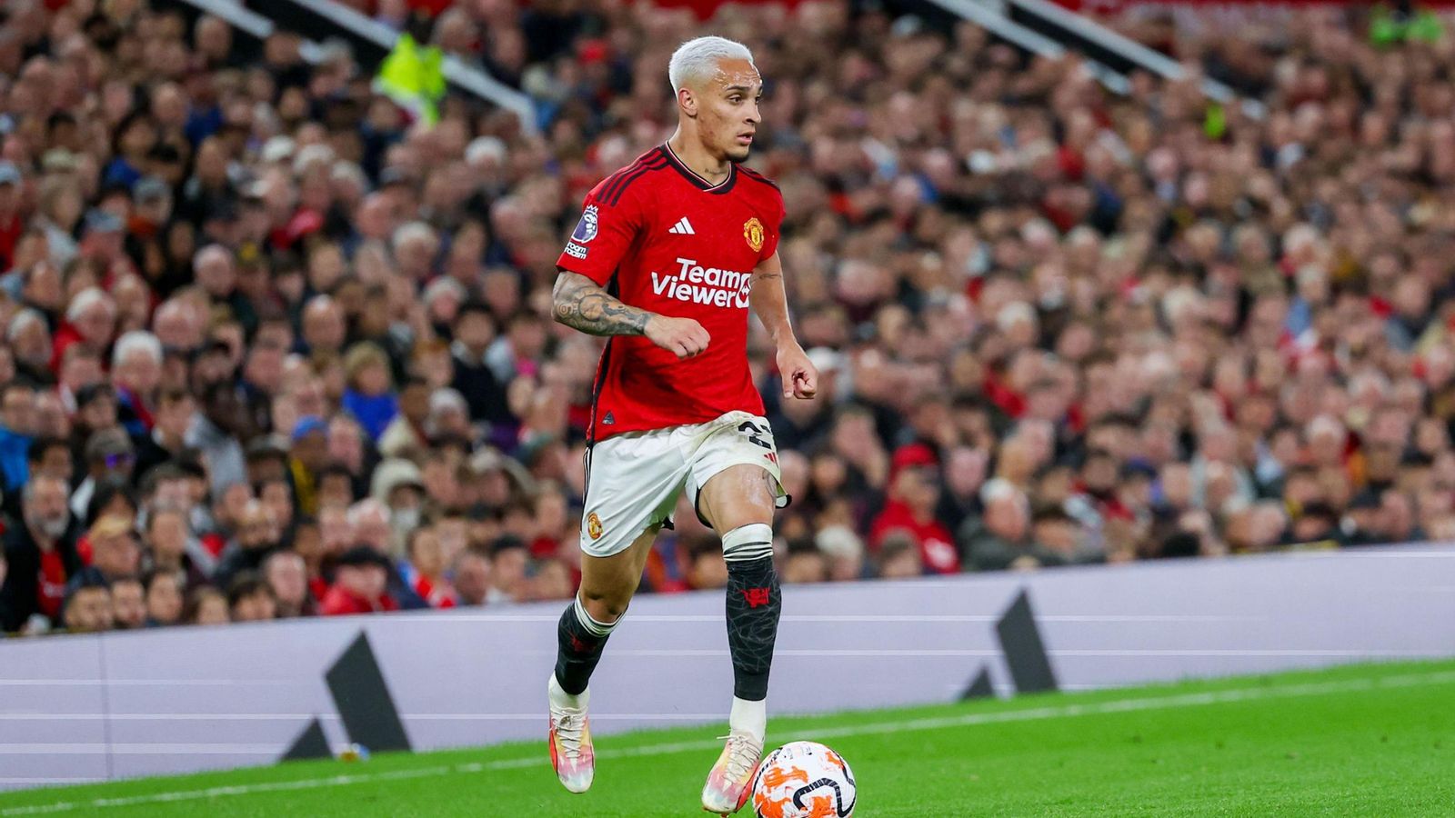 Antony ataca desde la banda derecha en un encuentro con el Manchester United.