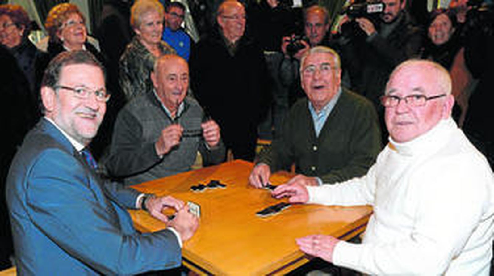 Mariano Rajoy, momentos antes de disputar una partida de dominó en el Hogar del Pensionista de la localidad vallisoletana de Olmedo.