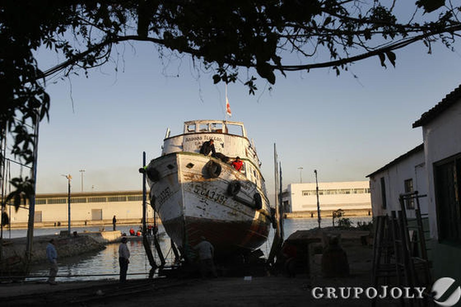 El Adriano III regresa al varadero de El Puerto, donde será reparado para su puesta en funcionamiento en marzo de 2012.

Foto: Fito Carreto