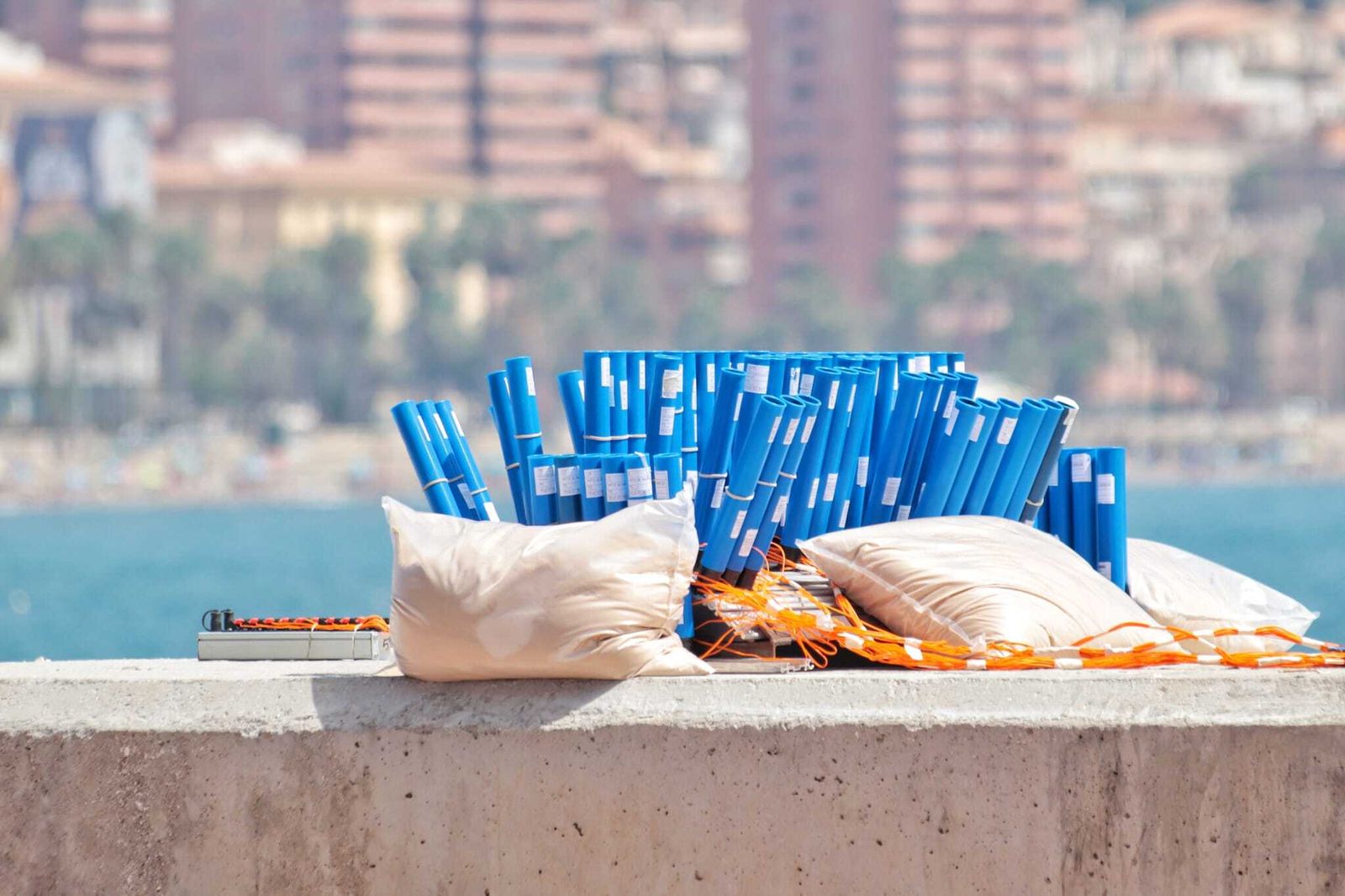 La instalación de los fuegos y drones para arrancar la Feria, en fotos