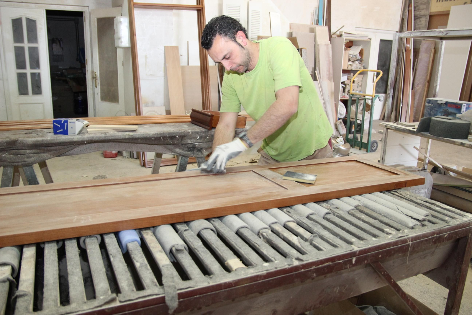 Un trabajador realiza un mueble a medida en Valverde.