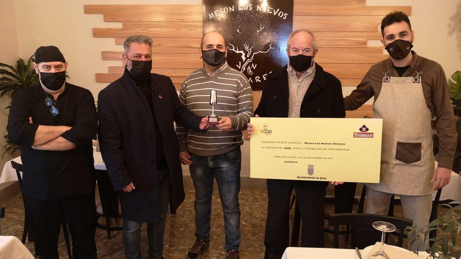 El delegado de Fiestas junto a responsables de Mesón Los Nuevos Olivares, segundo premio a la mejor tapa. El delegado de Fiestas junto a responsables de Mesón Los Nuevos Olivares, segundo premio a la mejor tapa.