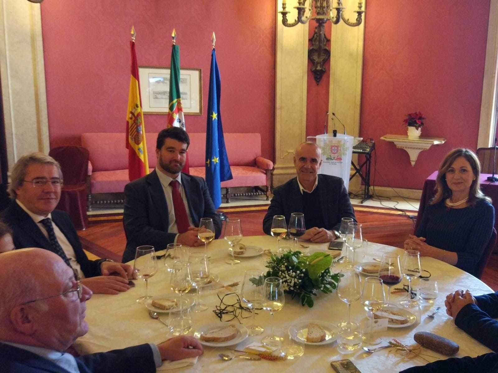 Antonio Pita, Joao Queiros, Antonio Muñoz y Maria de Lurdes Vale, en el Consulado luso.