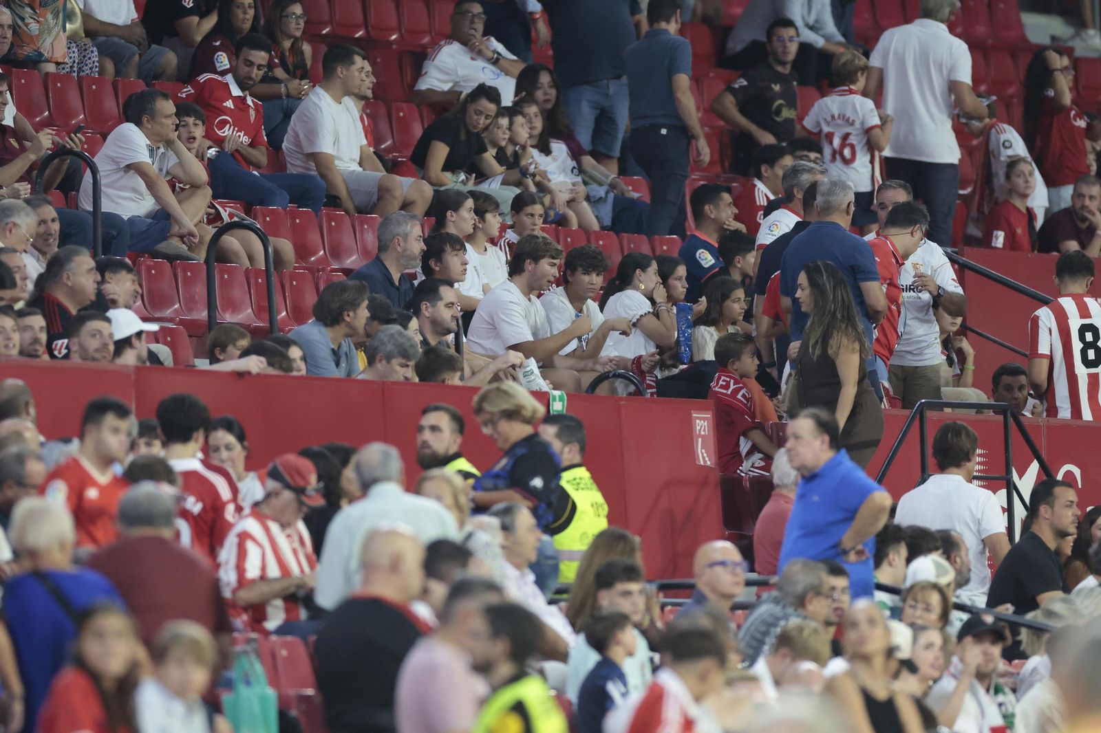 Búscate en las fotos del Sevilla - Elche