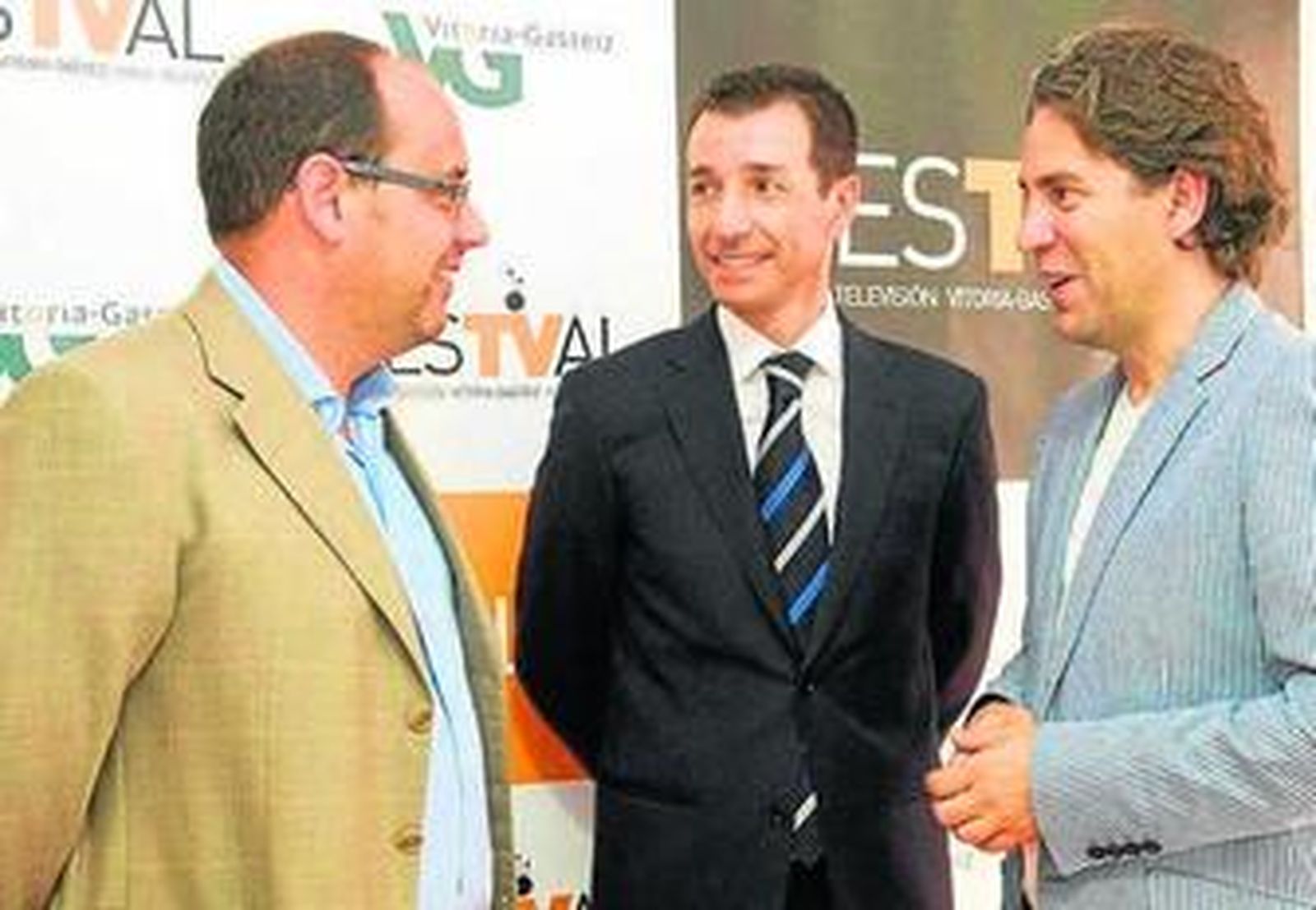 Gallardo (izq) habla con Roberto Sánchez y Javier Padilla (dcha)