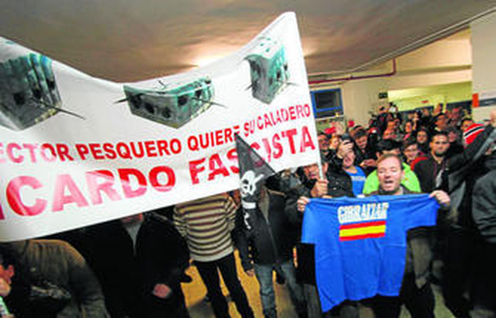 Imagen de la protesta que aguardaba a Fabian Picardo dentro de la Escuela Politécnica.