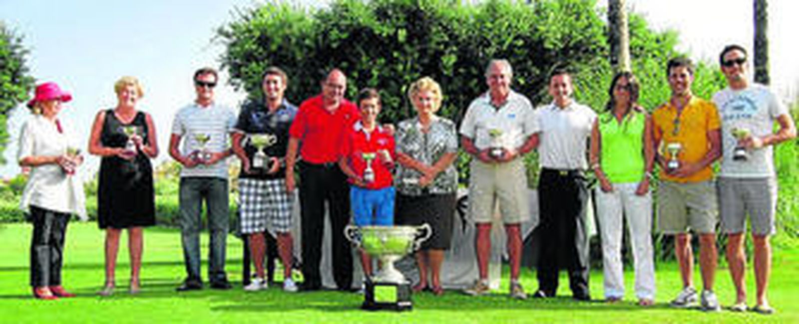 El delegado de Deportes, Paco Corbeto, entregó los trofeos a los ganadores del Torneo.