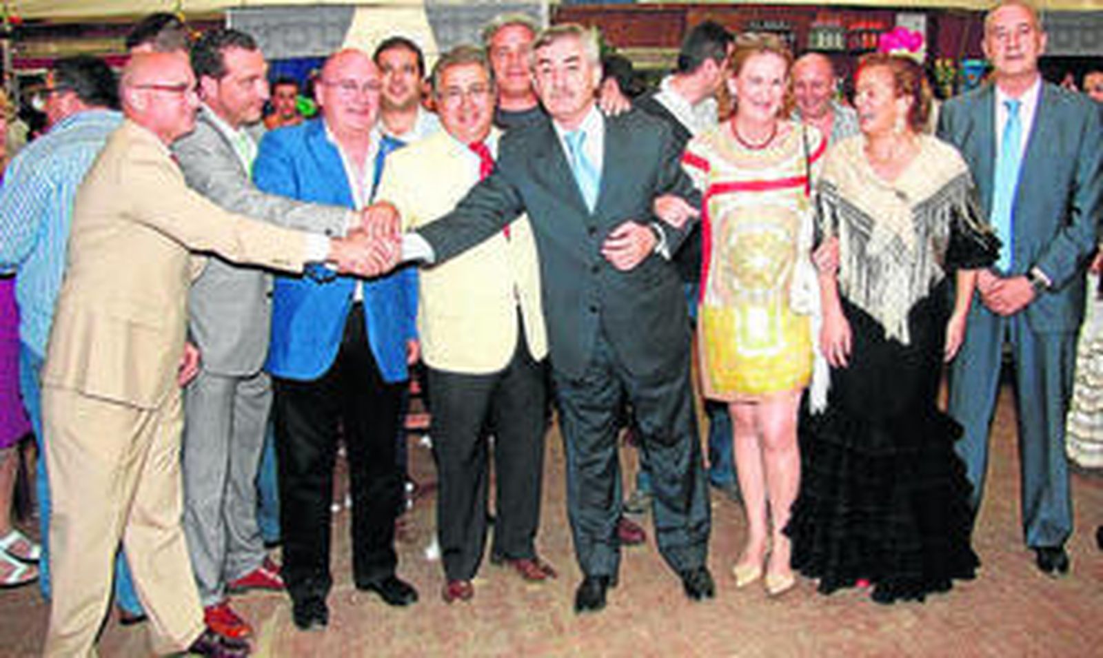 Carlos Guerra, Luis Val, Manuel Bustelo, Juan Ignacio Zoido, Demetrio Cabello, María del Mar Sánchez Estrella, Dolores de Pablo-Blanco y José Antonio de la Rosa celebran el acuerdo entre Ayuntamiento y Policía Local.