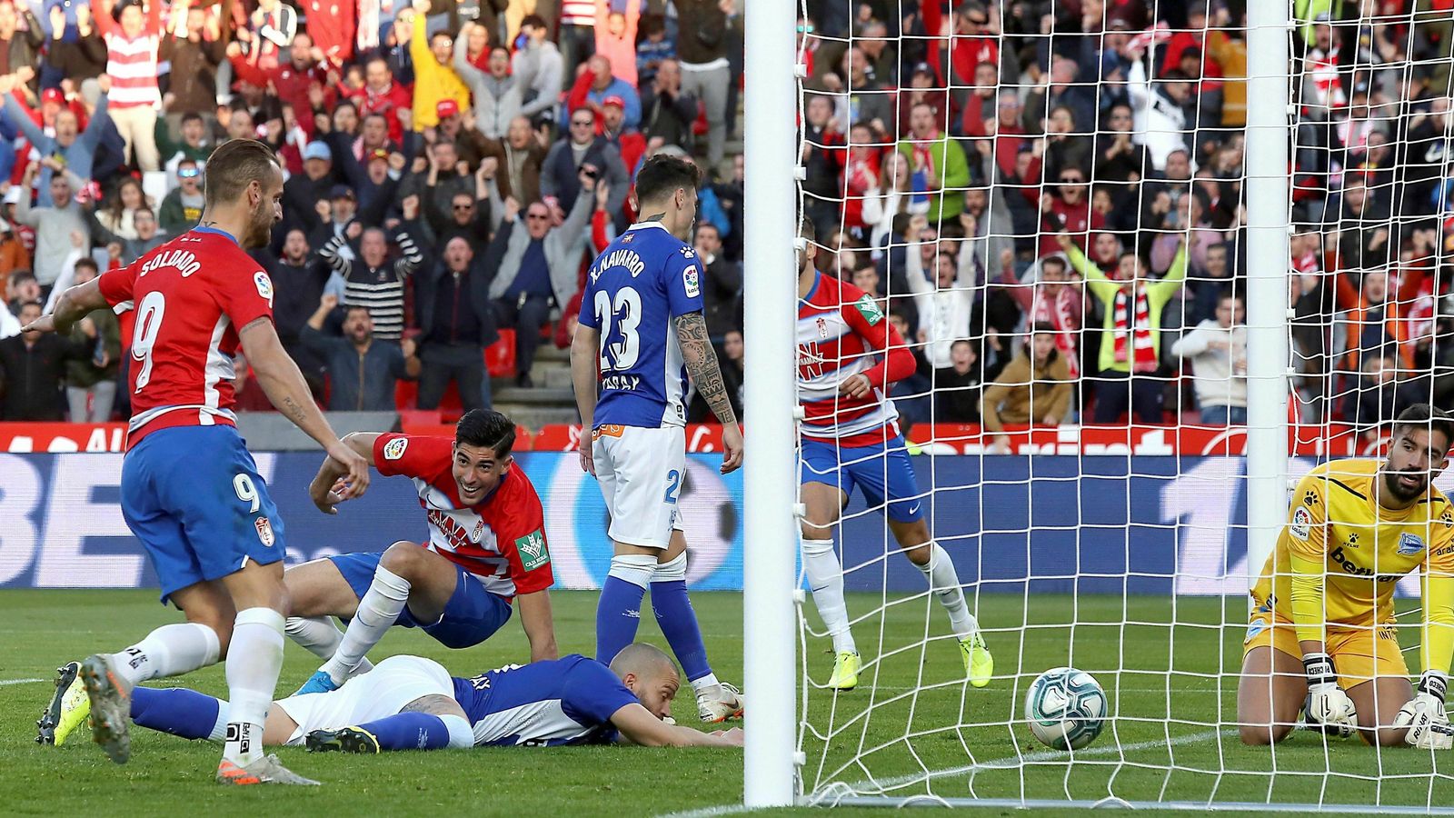 Carlos Fernández celebra el primera tanto del Granada CF ante el Alavés. Carlos Fernández celebra el primera tanto del Granada CF ante el Alavés.