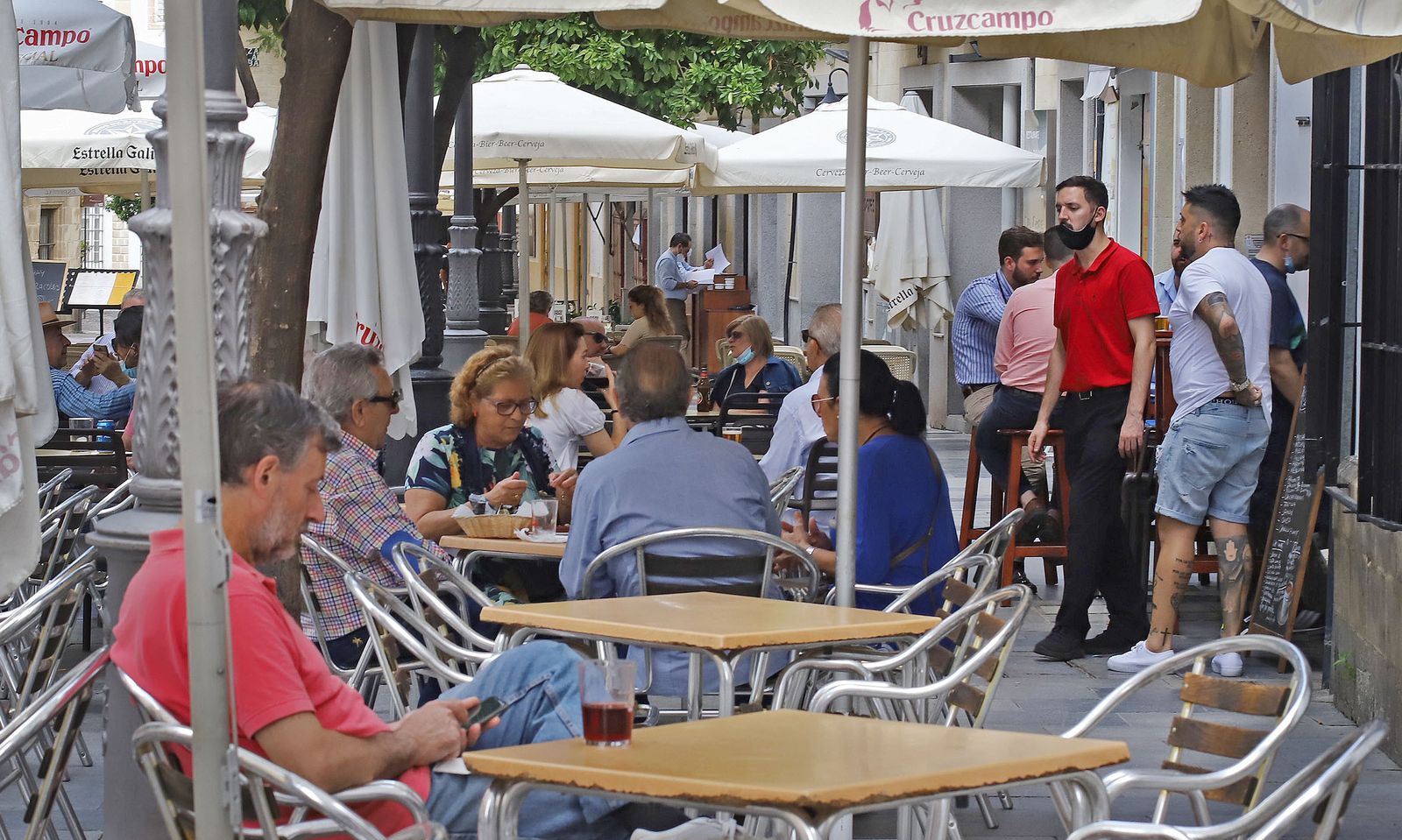 Imágenes de restaurantes y bares que comienzan la reapertura