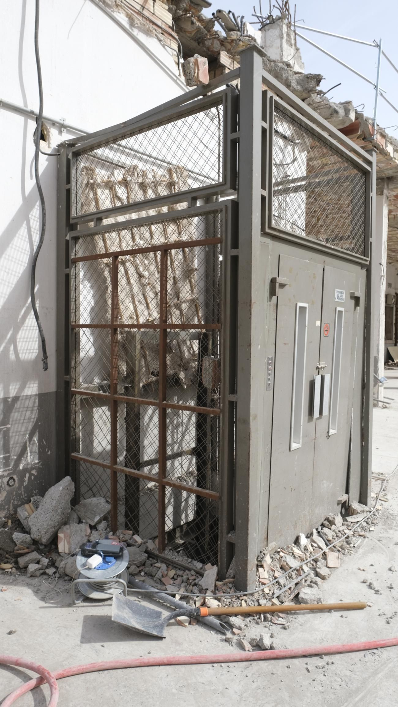 Las mejores imágenes del derribo de la oficina central de Correos en Almería