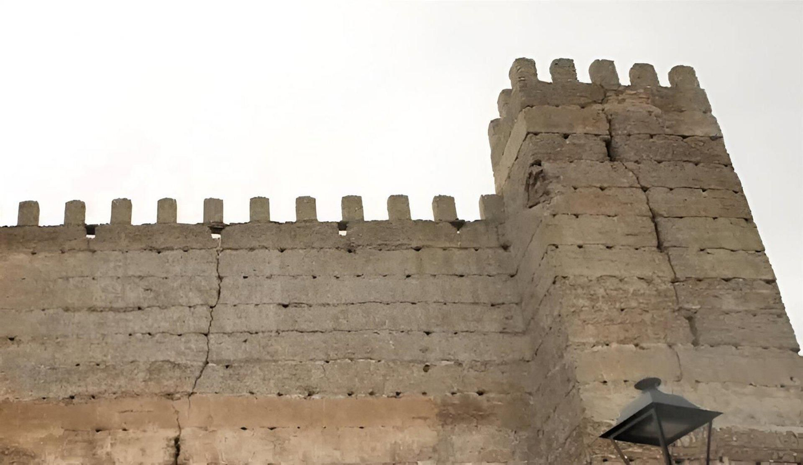 Grietas en el Castillo de Burgalimar.