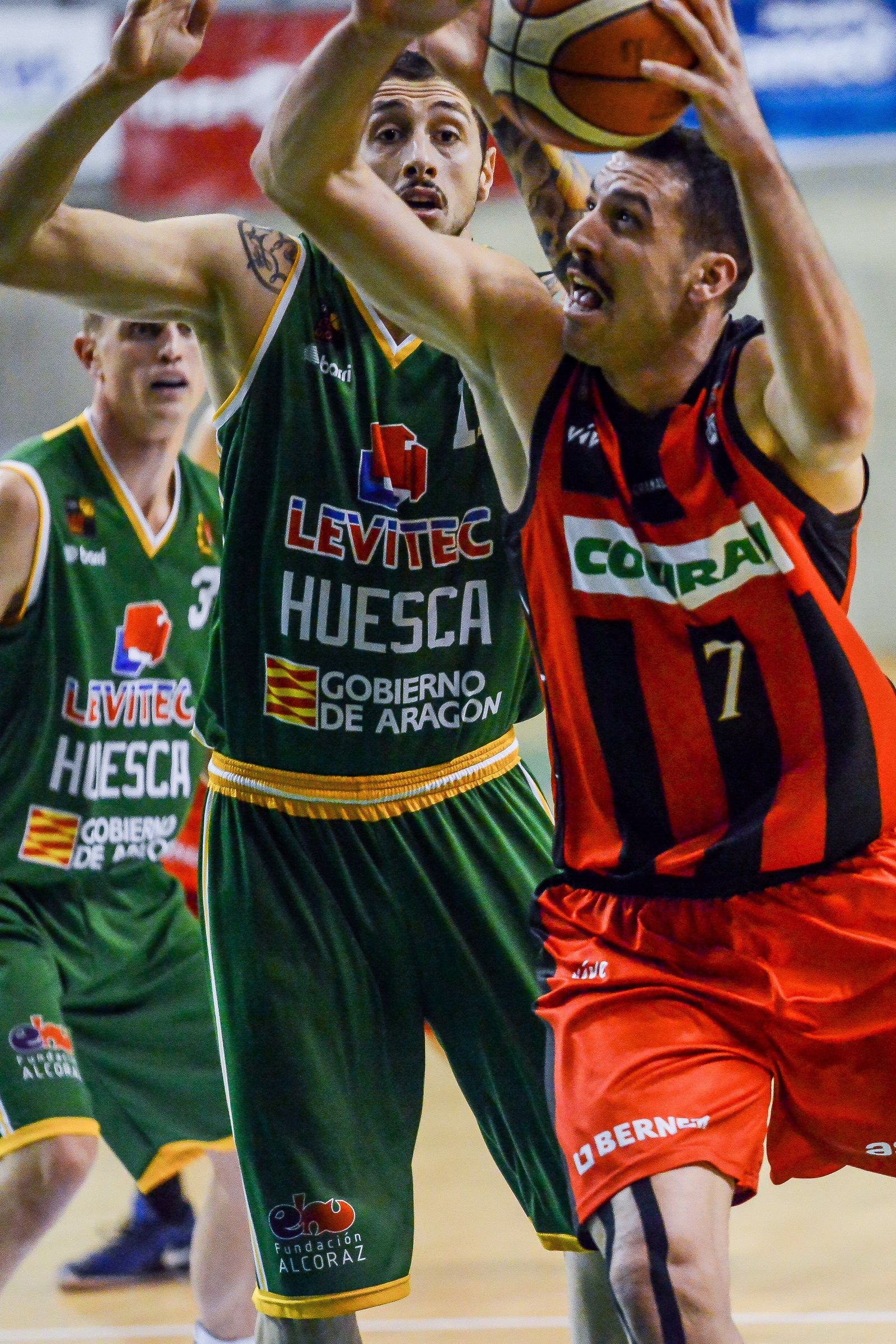 Bortolussi lucha con intensidad ante la marca de un rival.