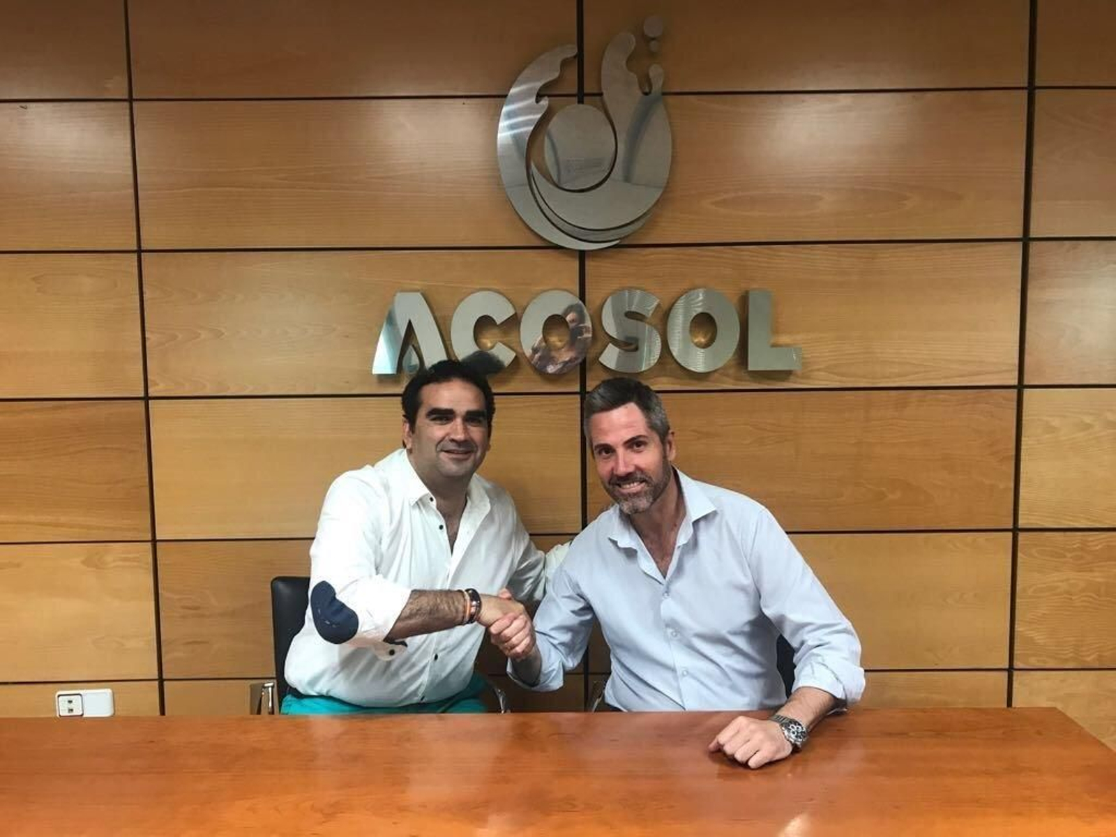 Cardeña y Maldonado tras la firma del acuerdo.