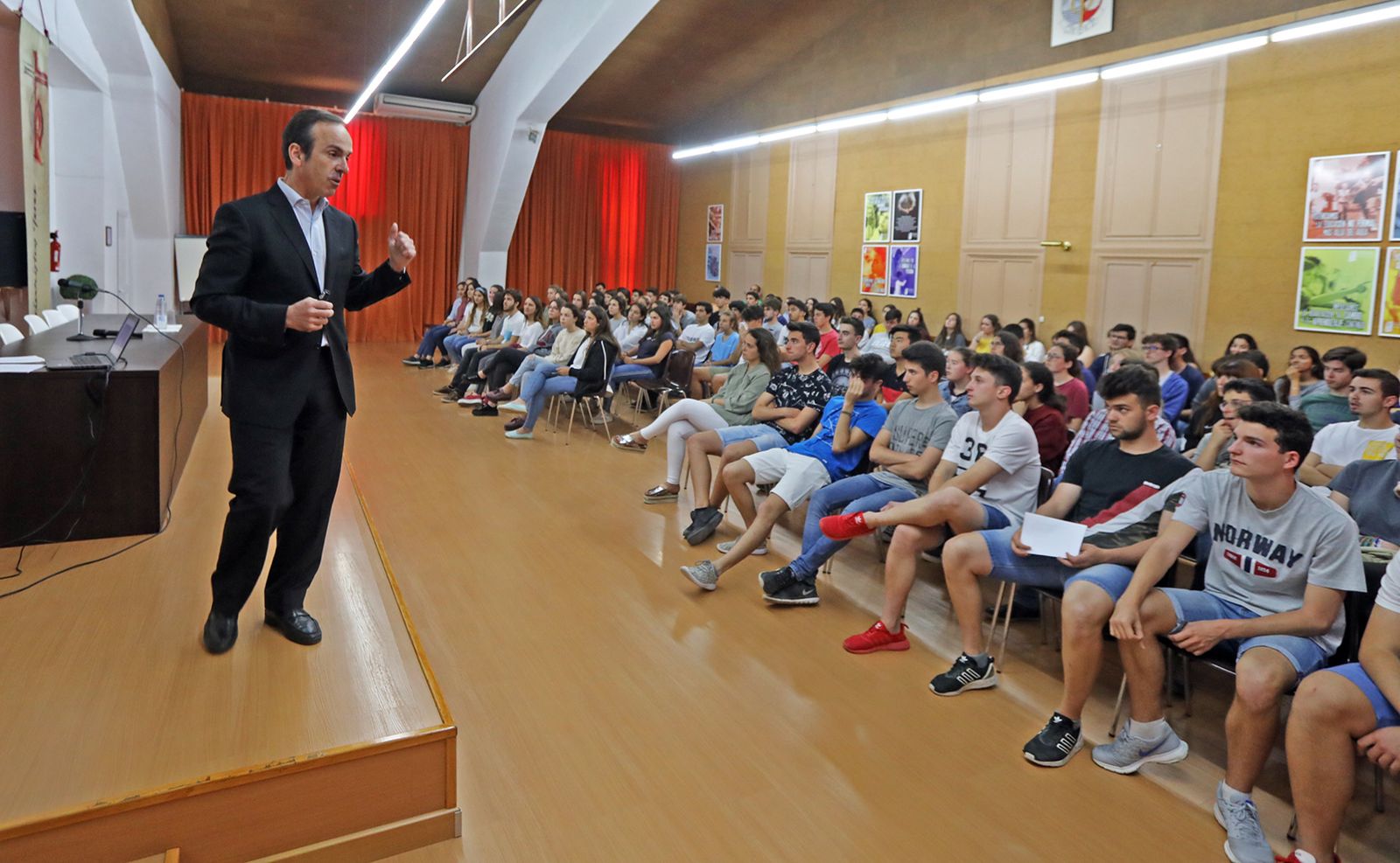 Un momento del encuentro de Mauricio García de Quevedo con los alumnos.