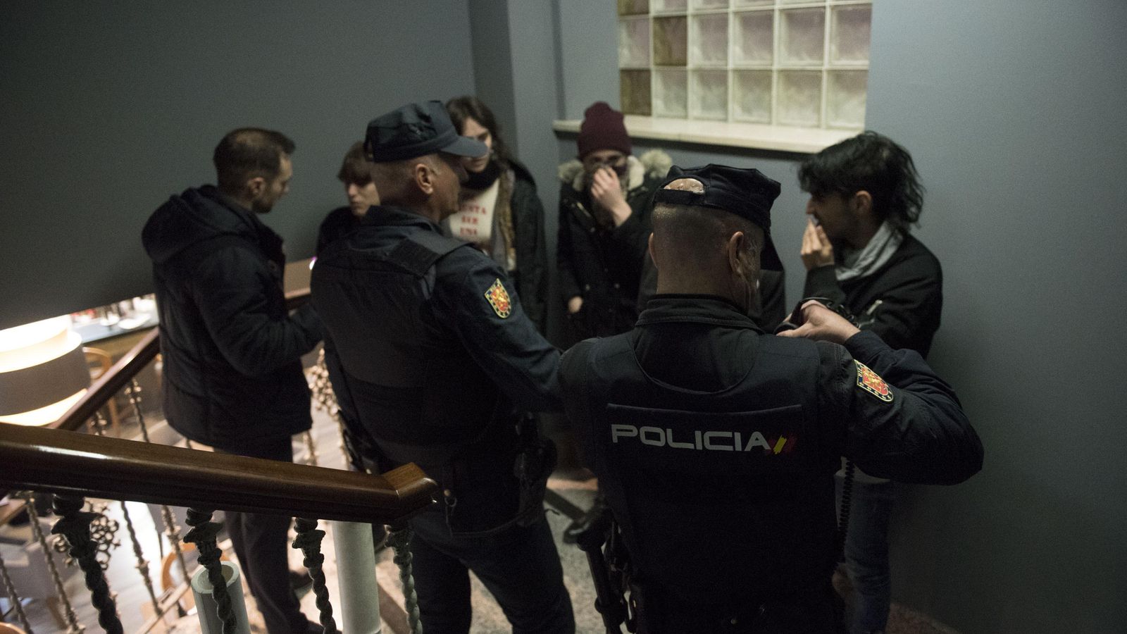 La Policía identifica a los jóvenes que irrumpieron en el acto.