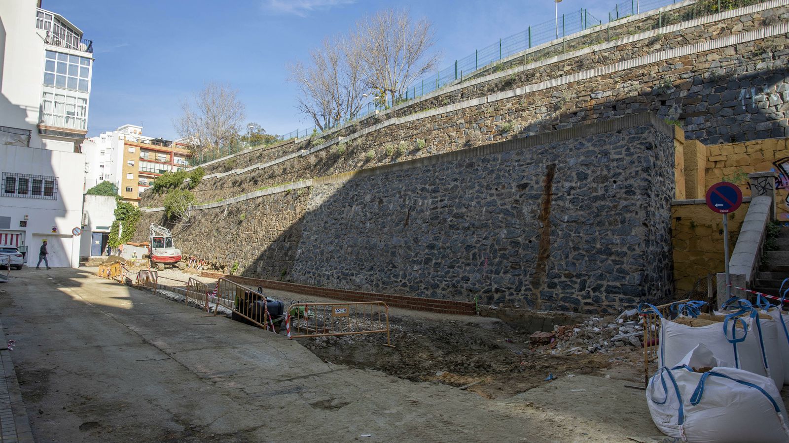 El espacio se ha habilitado frente al muro de contención.