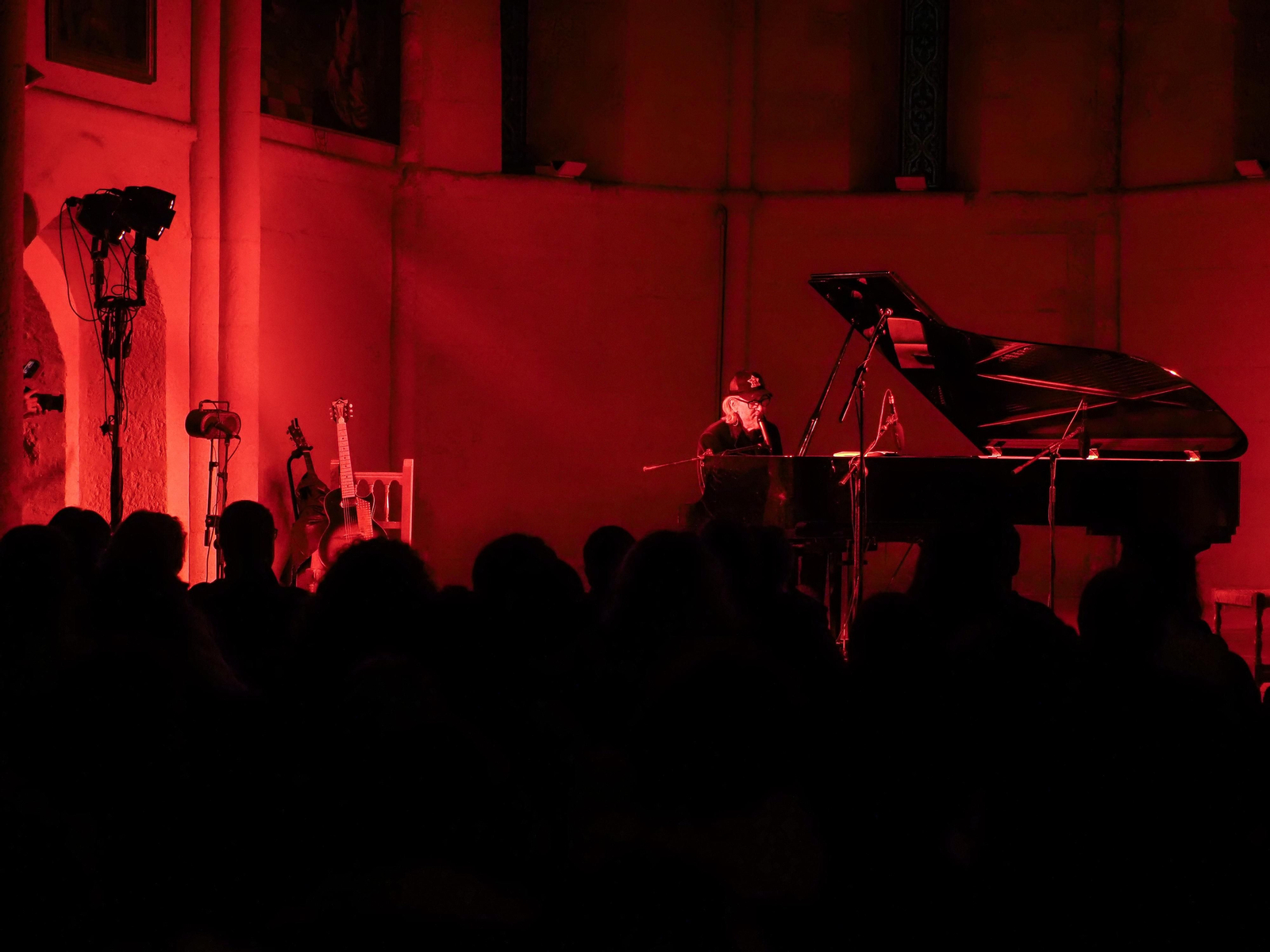 Las fotografías del concierto de Howe Gelb en la Iglesia de la Magdalena de Córdoba