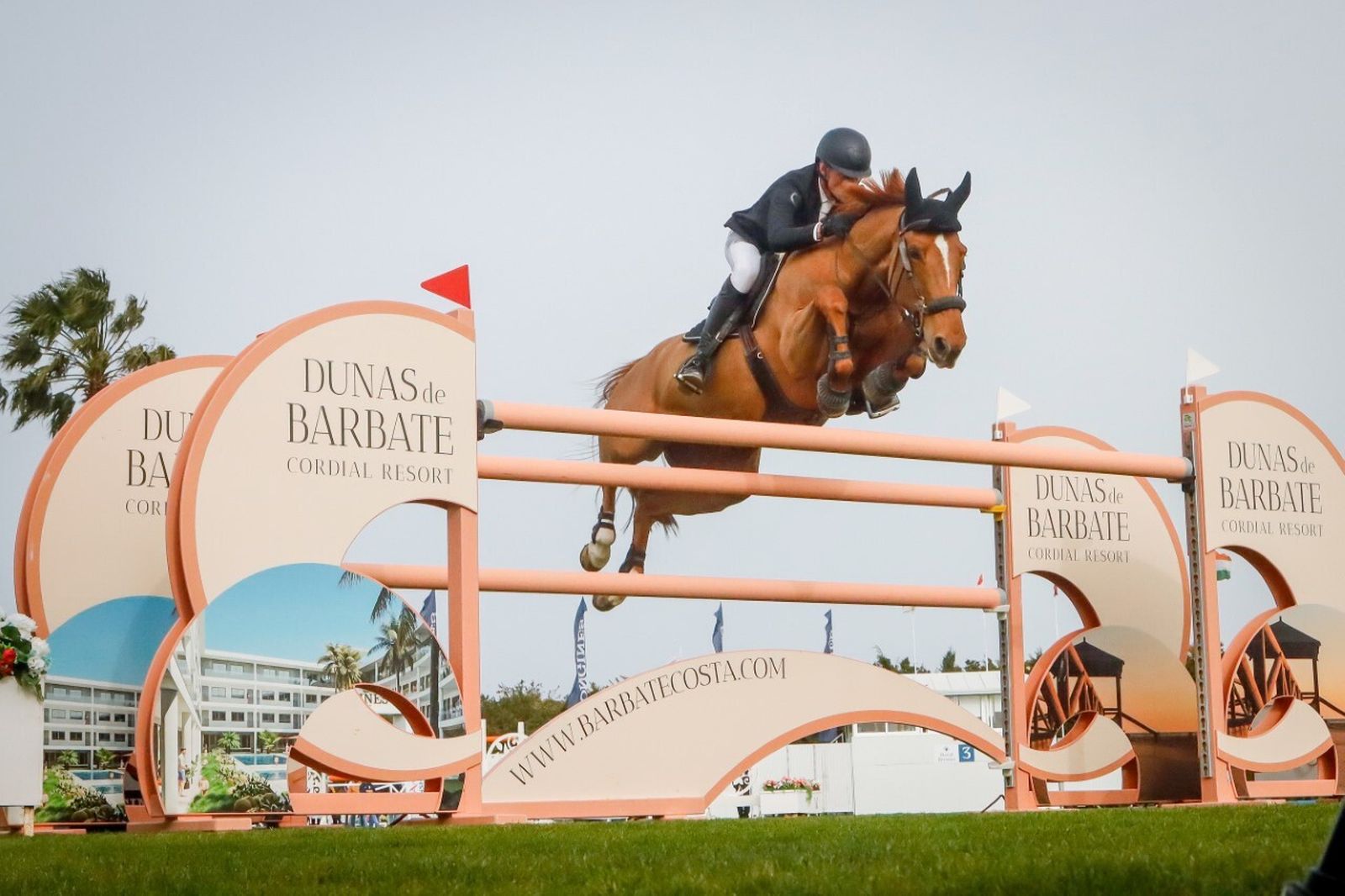 Kevin Jochems y 'La Costa' superan un obstáculo.
