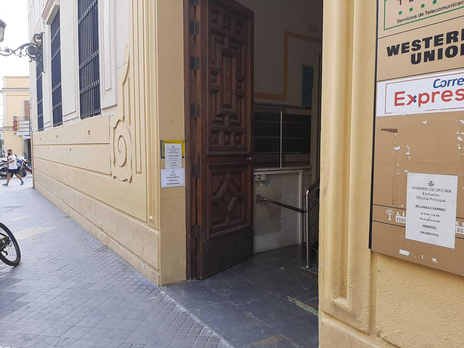 Imagen que facilita Correos en la que se aprecia que no hay colas fuera de su oficina principal.