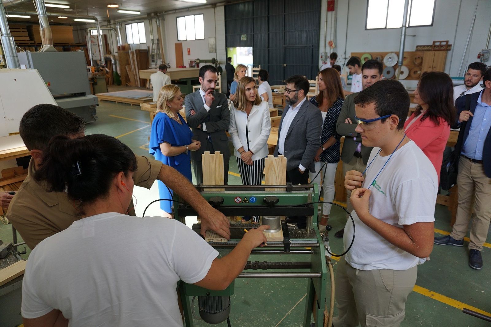 Una visita institucional a la Escuela de la Madera de Encinas Reales.