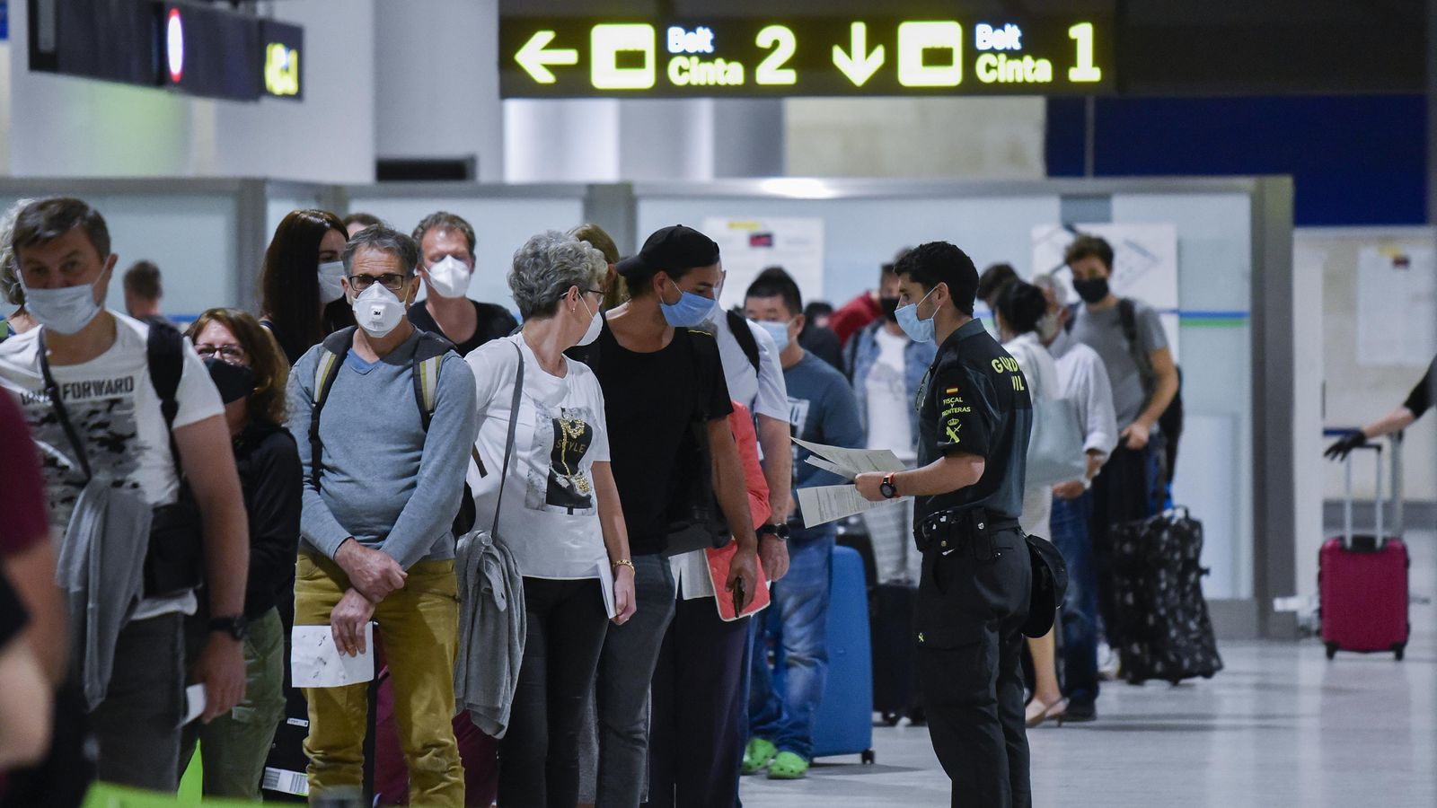 Sector turismo. Viajeros en el aeropuerto en junio tras la primera ola de la pandemia.